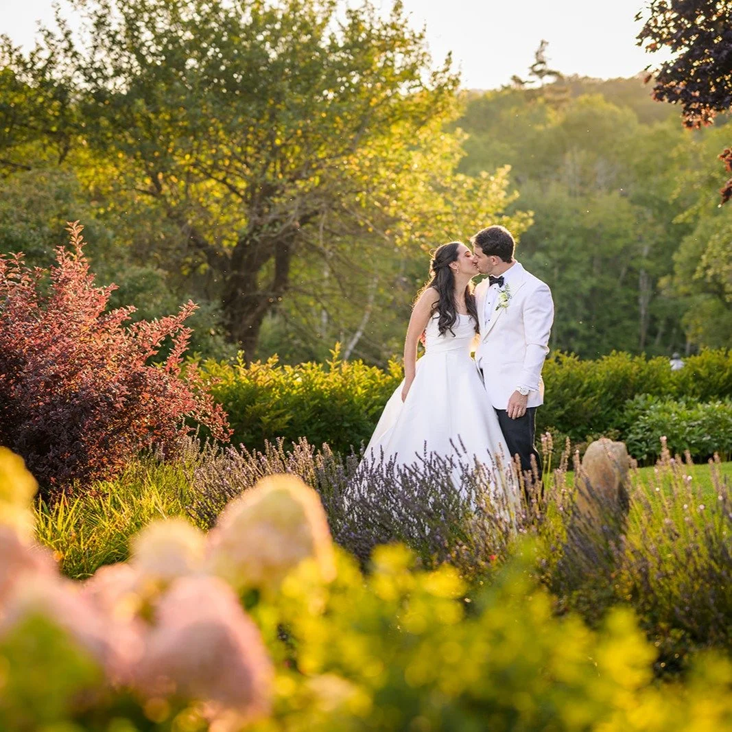 Late August at The Hermitage Inn, golden hour doing exactly what it&rsquo;s supposed to do, and Elizabeth &amp; Pele making it easy.

Venue, Cake &amp; Catering: @thehermitageinnvermont
Planning &amp; Design: @ginawhalenevents @fromaroundtheworldd 
L