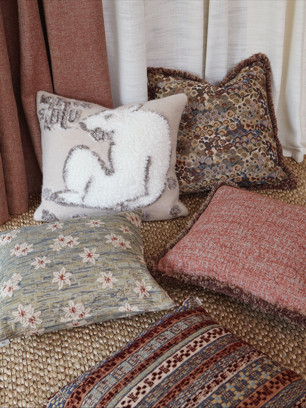 Time to upgrade your couch? Stop by our pop-up store at Storo Storsenter to find some new favourites! 

#kittysablu #newbrand #interior #cushions #throws #interiordecor #puter #pledd #designedinmilan #madeinitaly #norwegianbrand #norwegiandesign #nor