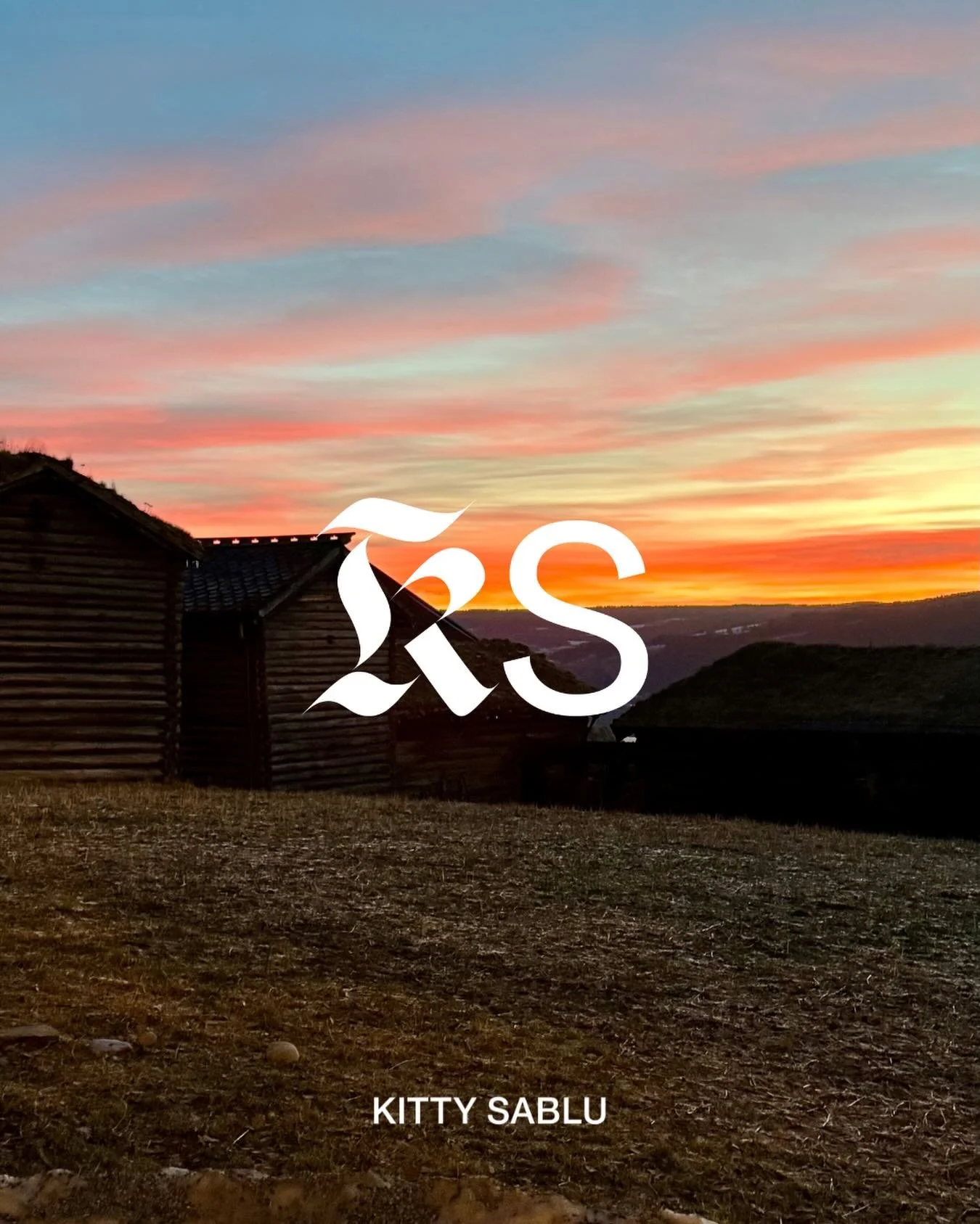 Our debut collection draws inspiration from the Norwegian mountains and our love for cabin living. This image is from Maihaugen in Lillehammer. Join us on our journey of discovery.

#kittysablu#norwegianheritage#cabinliving#interiordesign#cushionsand