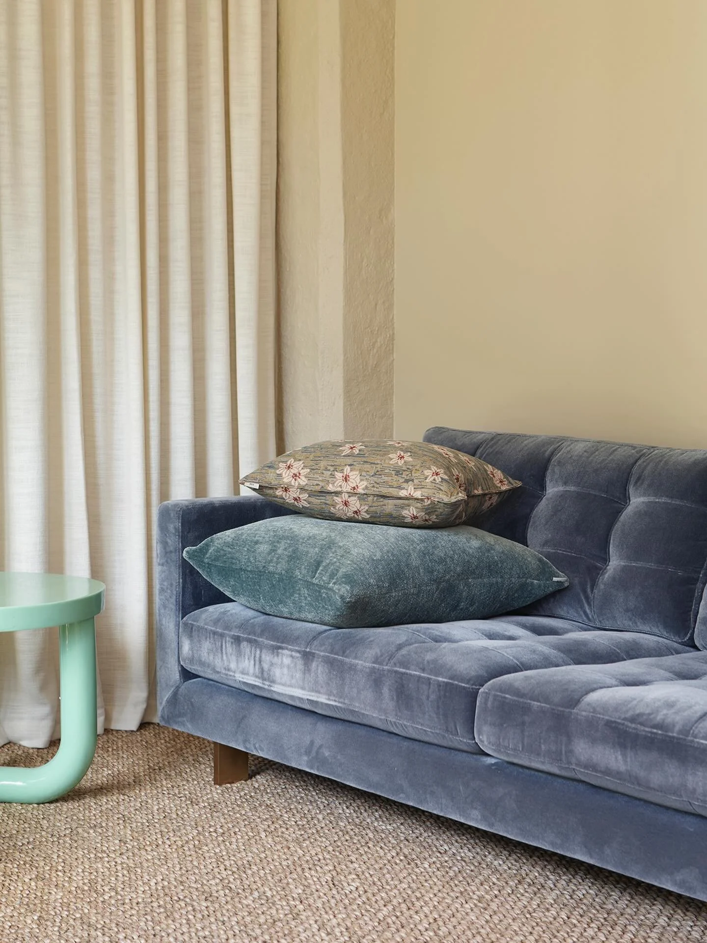 Soft shades of green, blue and creamy yellow. 

#kittysablu#interi&oslash;r#cushions#norwegianheritage#homedecor