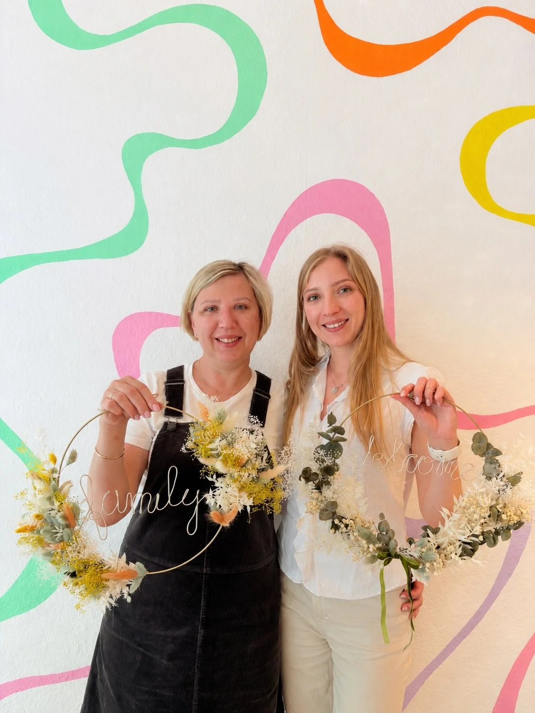 💐 Drahtlettering Workshop am Muttertag💐 

Unser Muttertags-Workshop war wirklich etwas ganz Besonderes 🤍 
So viele sch&ouml;ne, kreative Momente und eine Atmosph&auml;re voller Freude, Lachen und gemeinsamer Zeit. 

Besonders sch&ouml;n war, dass 
