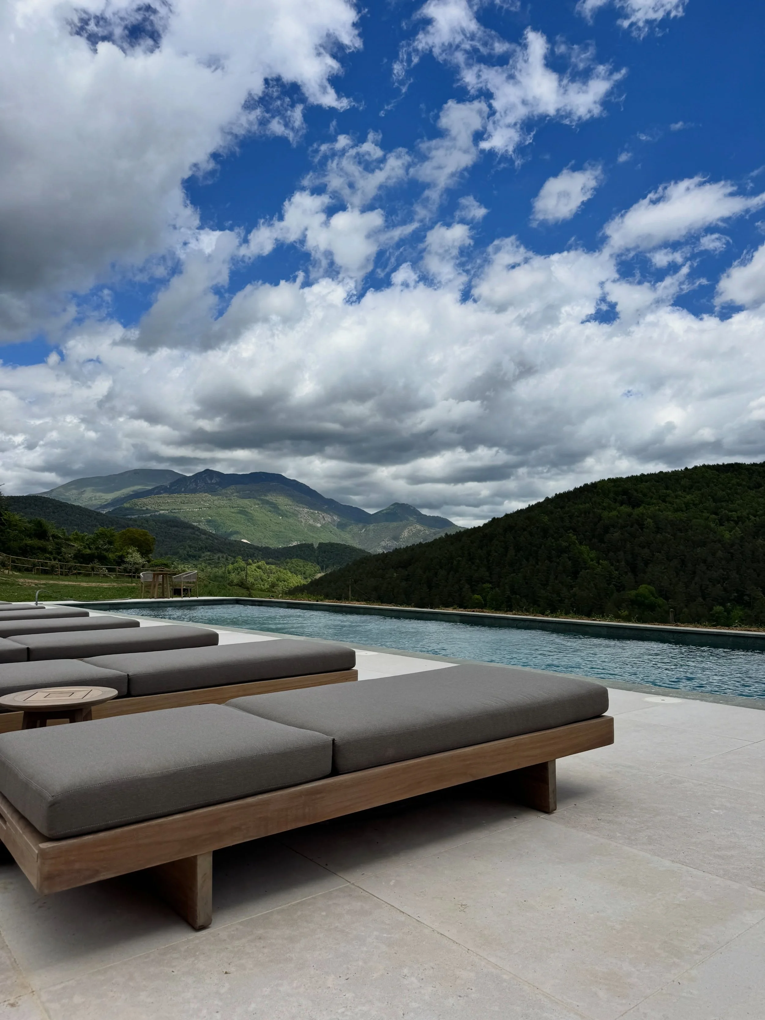 Mountain views. Quiet mornings. Unhurried days.

At Seven By Bussacs, every stay includes a generous breakfast buffet and you can add a seasonal three-course dinner, thoughtfully prepared by our private chef.

Just seven cabins, surrounded by 200 hec