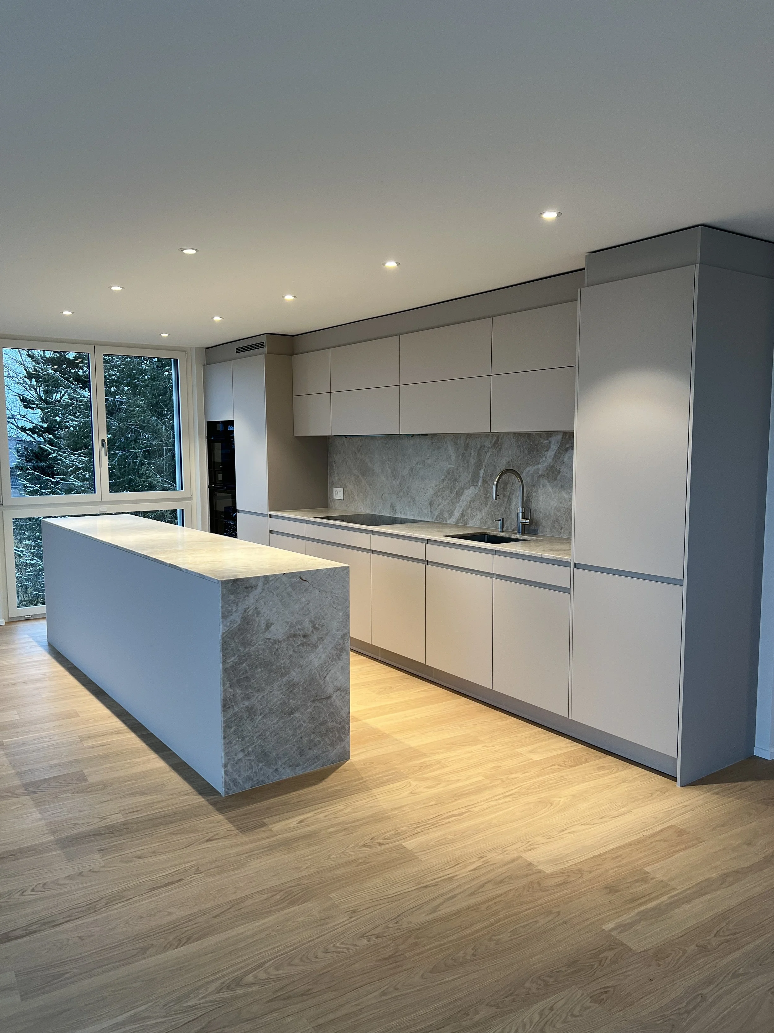 Küche mit Granitabdeckung