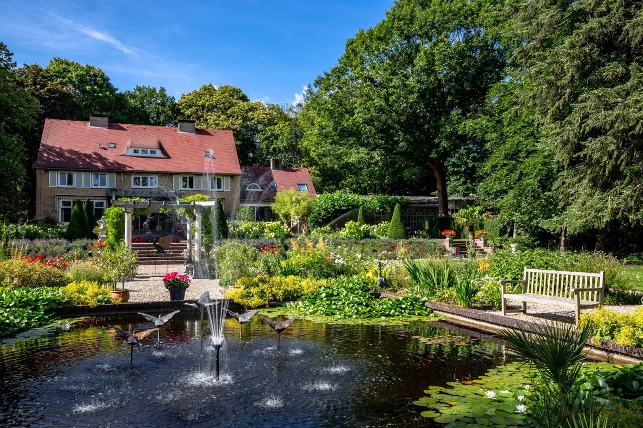 De kleurrijke tuin van Nardinclant met vijver en fontein