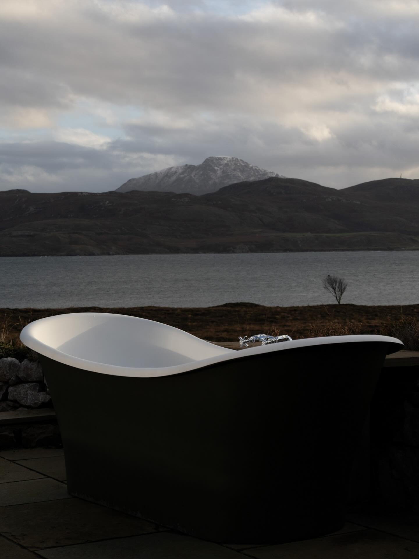 Hill Cottage at the fabulous Croft103 is available Christmas Week. This may well change your life scotishhighlands #romanticescape #lastminuteavailability #holidayrental #iwanttobreakfree #visitscotland #visitbritain #guardiantravelsnaps #cabinlife #