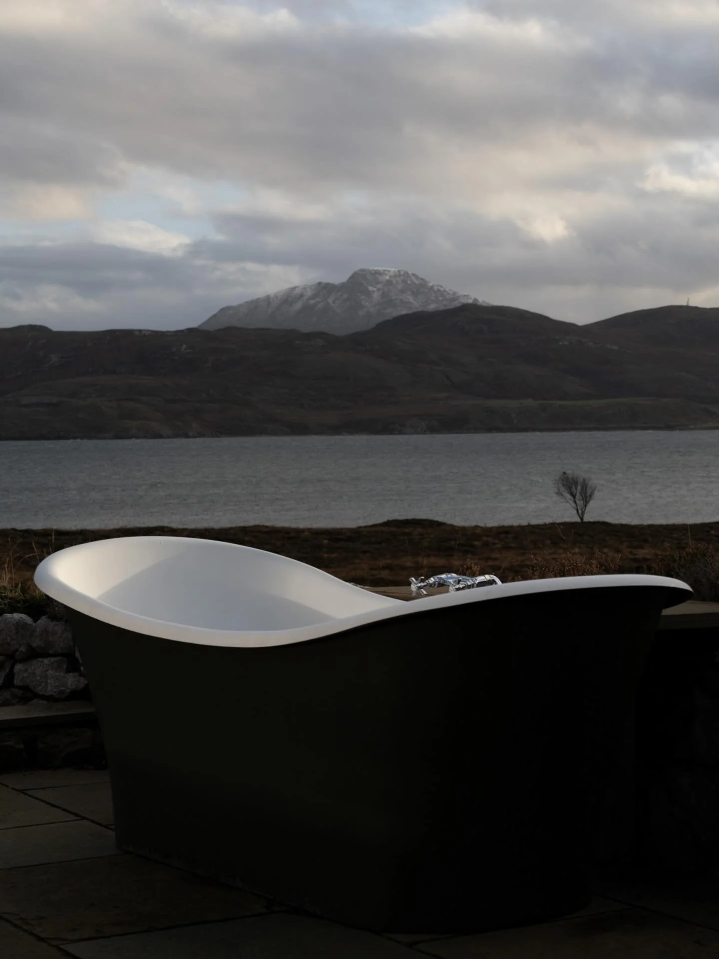 Hill Cottage at the fabulous Croft103 is available Christmas Week. This may well change your life scotishhighlands #romanticescape #lastminuteavailability #holidayrental #iwanttobreakfree #visitscotland #visitbritain #guardiantravelsnaps #cabinlife #