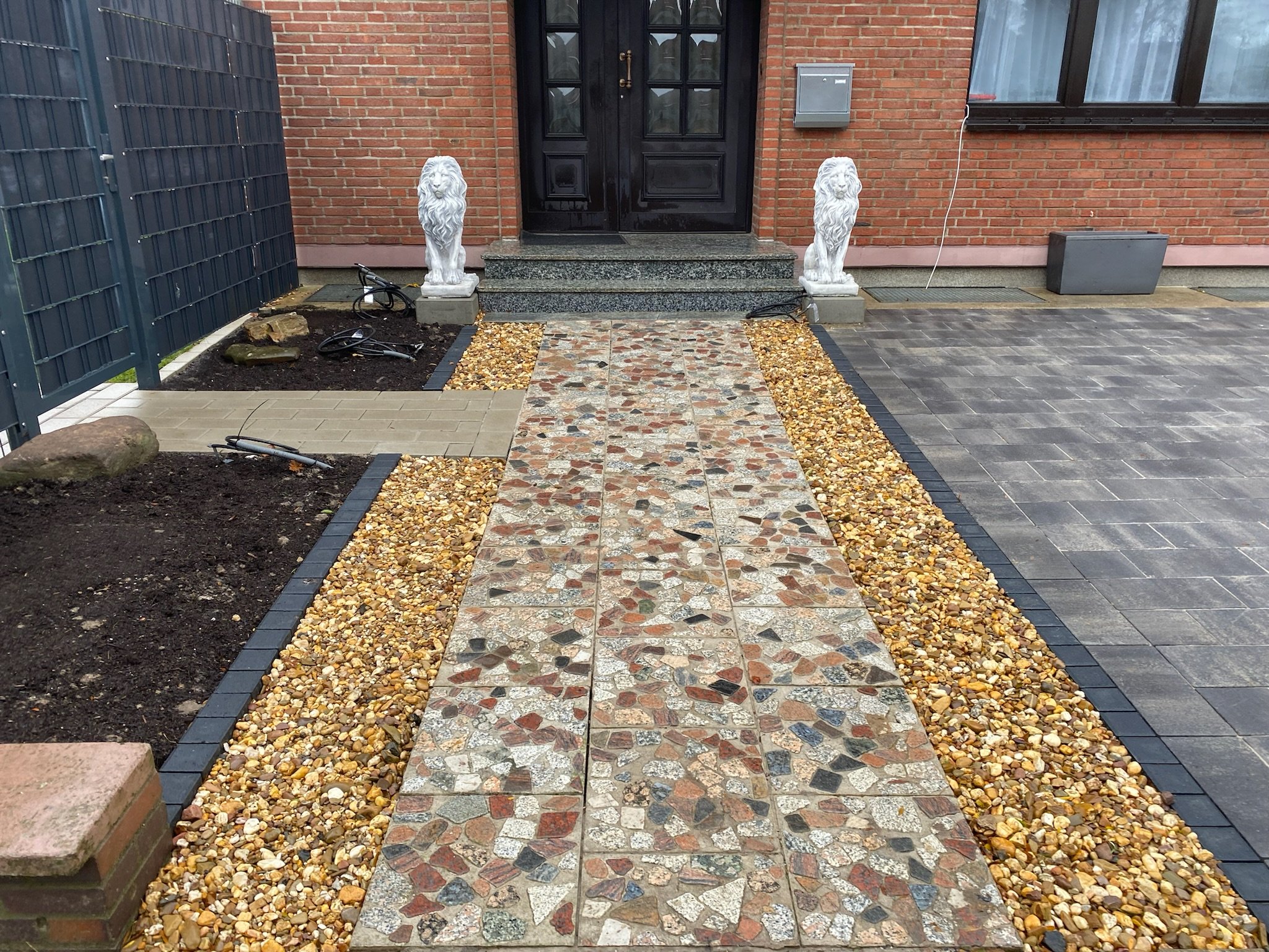 Hofeinfahrt mit Löwen