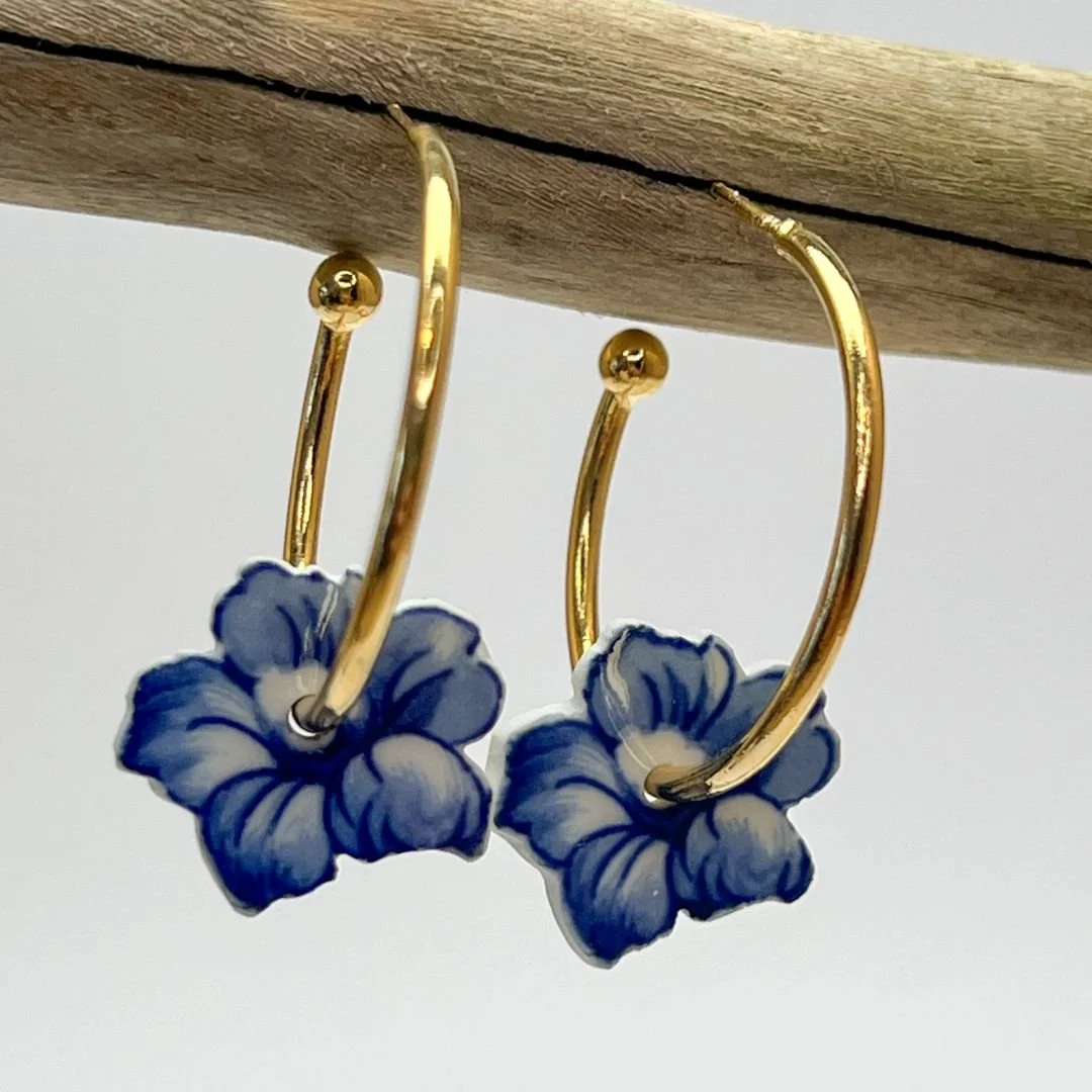 boucles-fleurs-bleues-faience-creoles-laiton.jpg