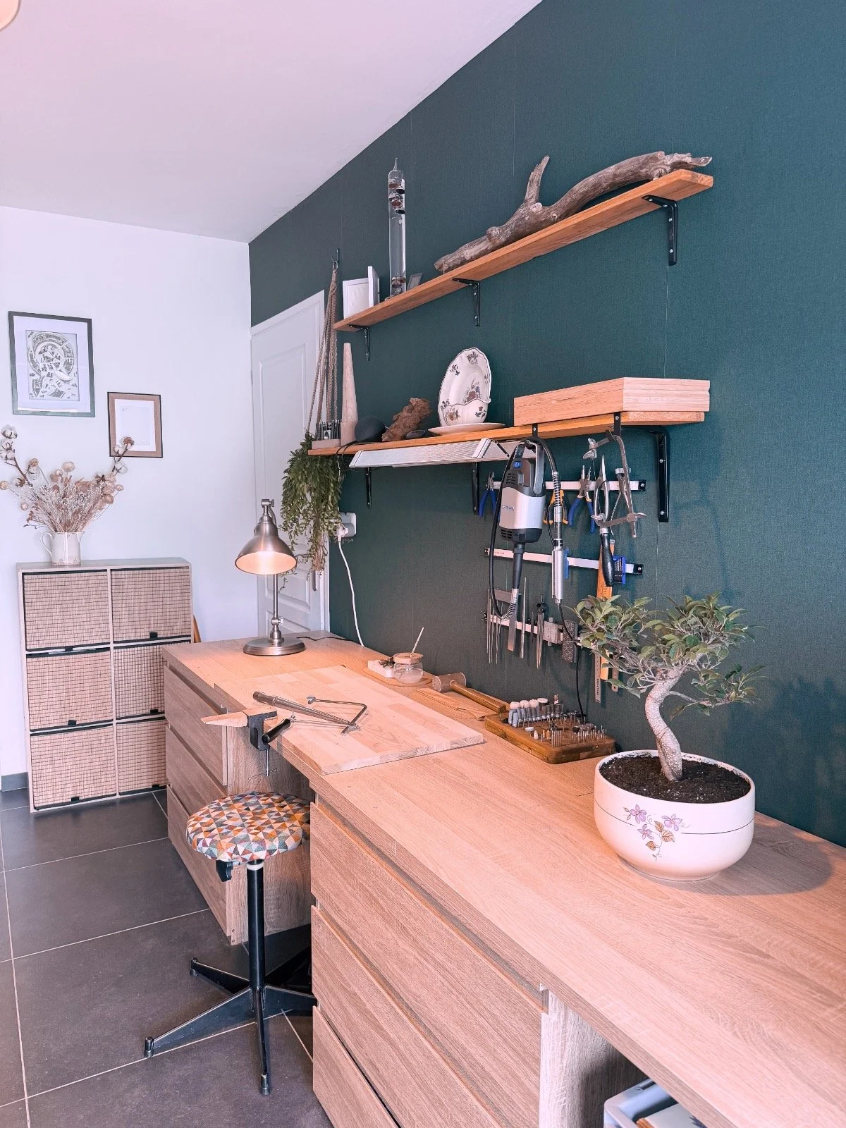 Établi de bijoutier en bois avec outils artisanaux dans l’atelier Encore Beaux ambiance chaleureuse