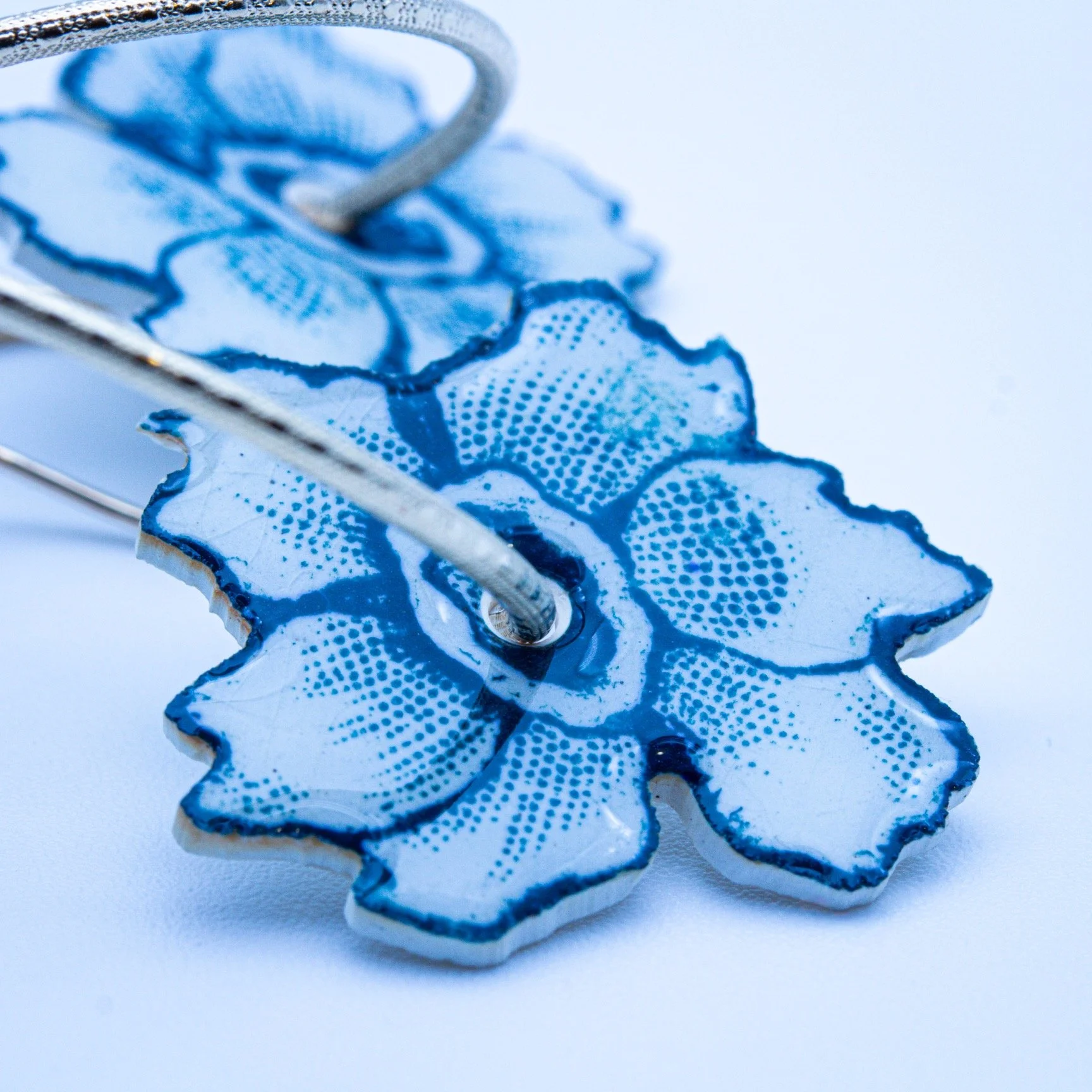 Créoles flexibles en gold filled 14k et faïence de saint amand les eaux, motif floral ancien