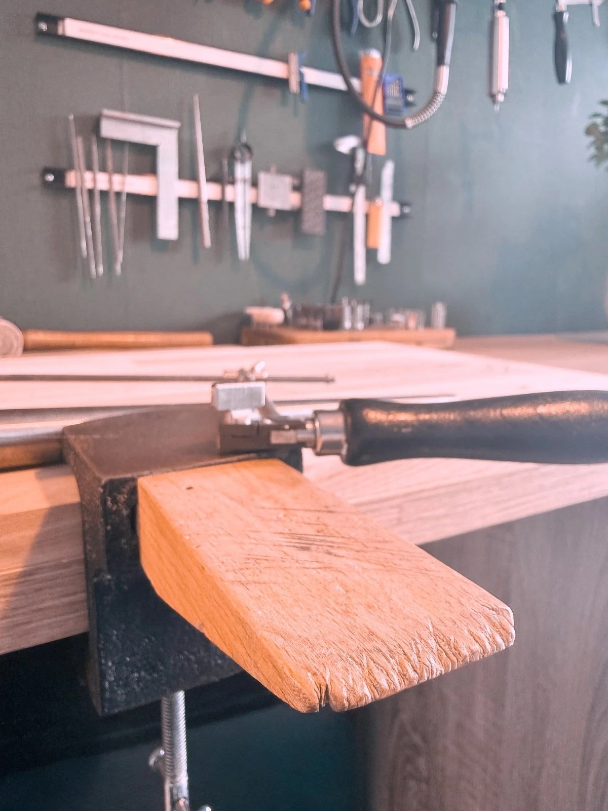 Détail du travail de bijouterie avec cheville et bocfil pour la fabrication d’alliances en argent