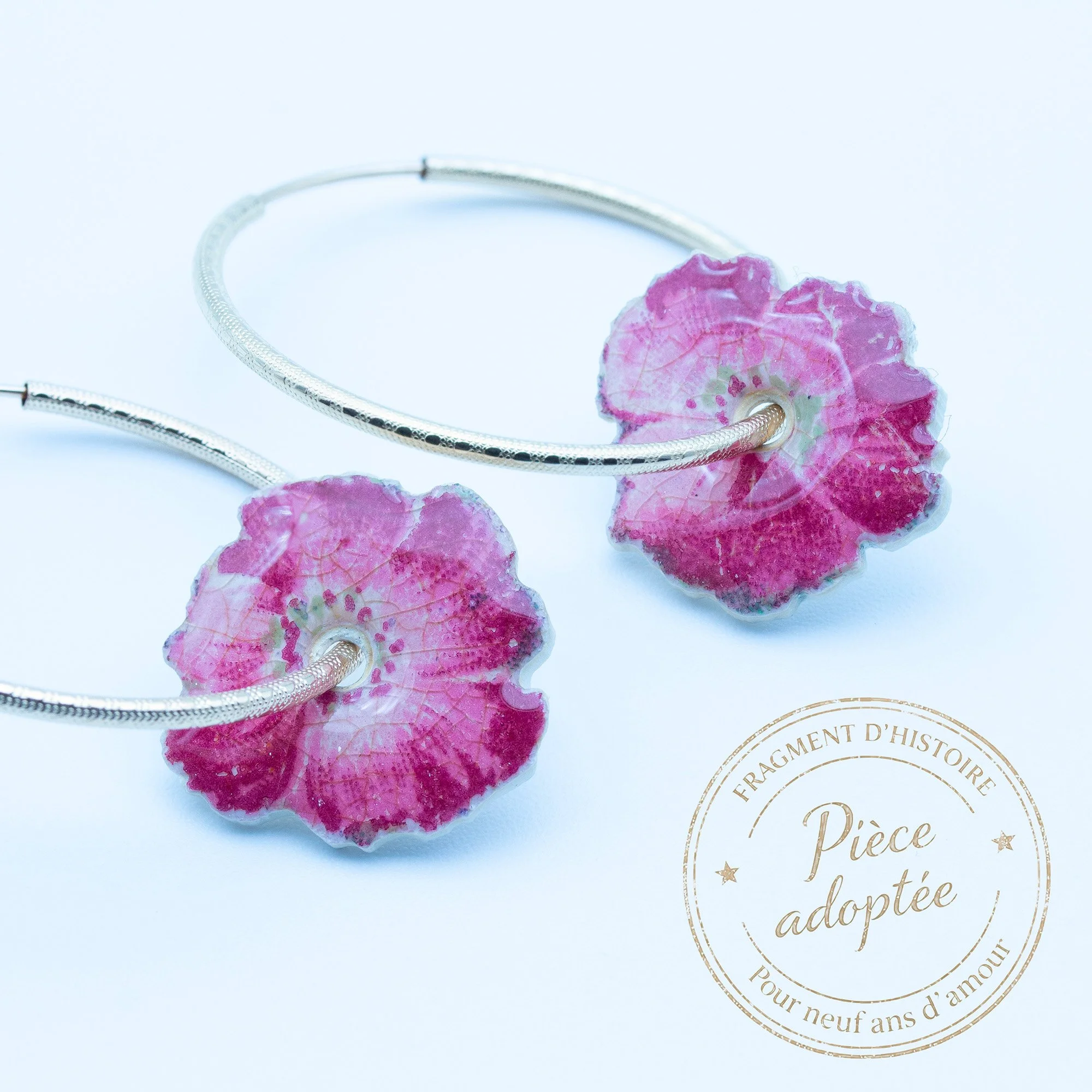 Créoles en gold filled 14k texturées et faïence anglaise, fleurs roses anciennes