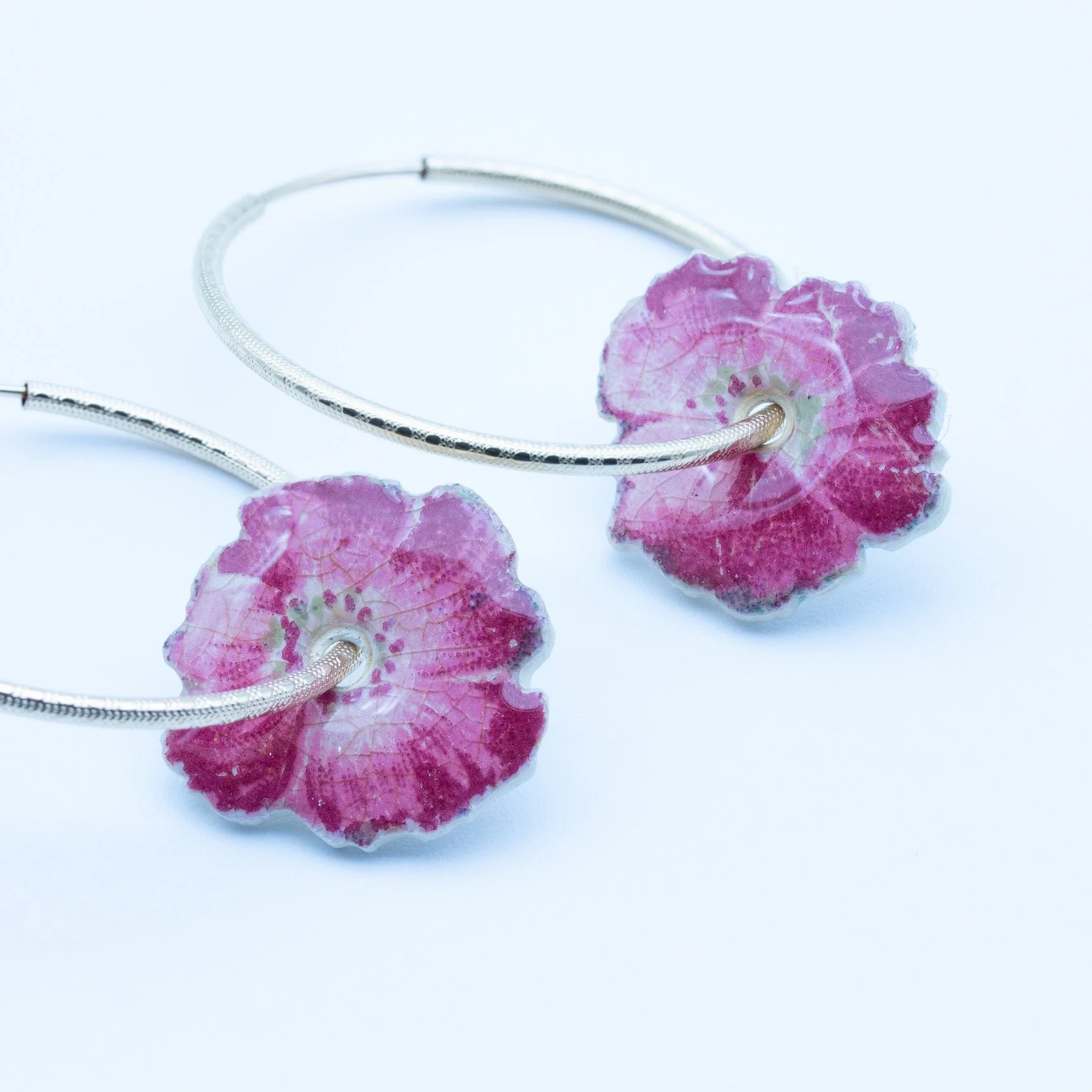 Créoles en gold filled 14k texturées et faïence anglaise, fleurs roses anciennes