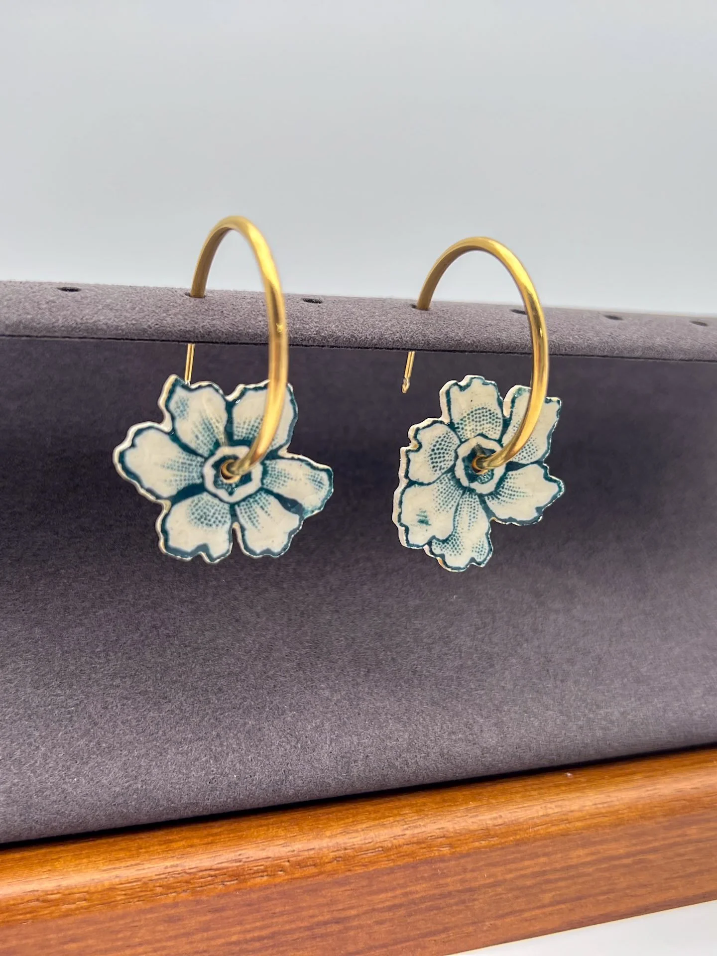 boucles-oreilles-creoles-faience-fleur-bleue-saint-amand-or-fin-encore-beaux-portees.jpg