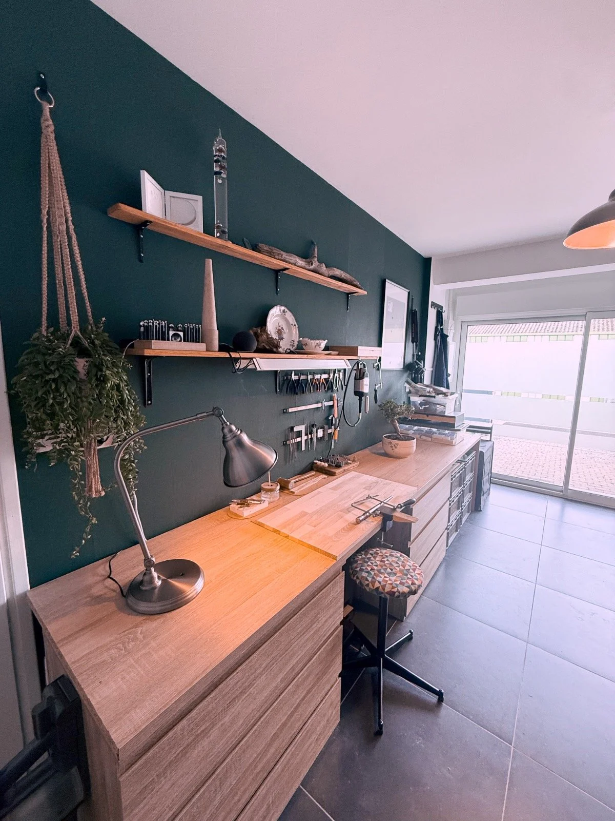 Atelier de bijouterie Encore Beaux avec établi en bois et outils artisanaux à Saint-Amand-les-Eaux près de Lille