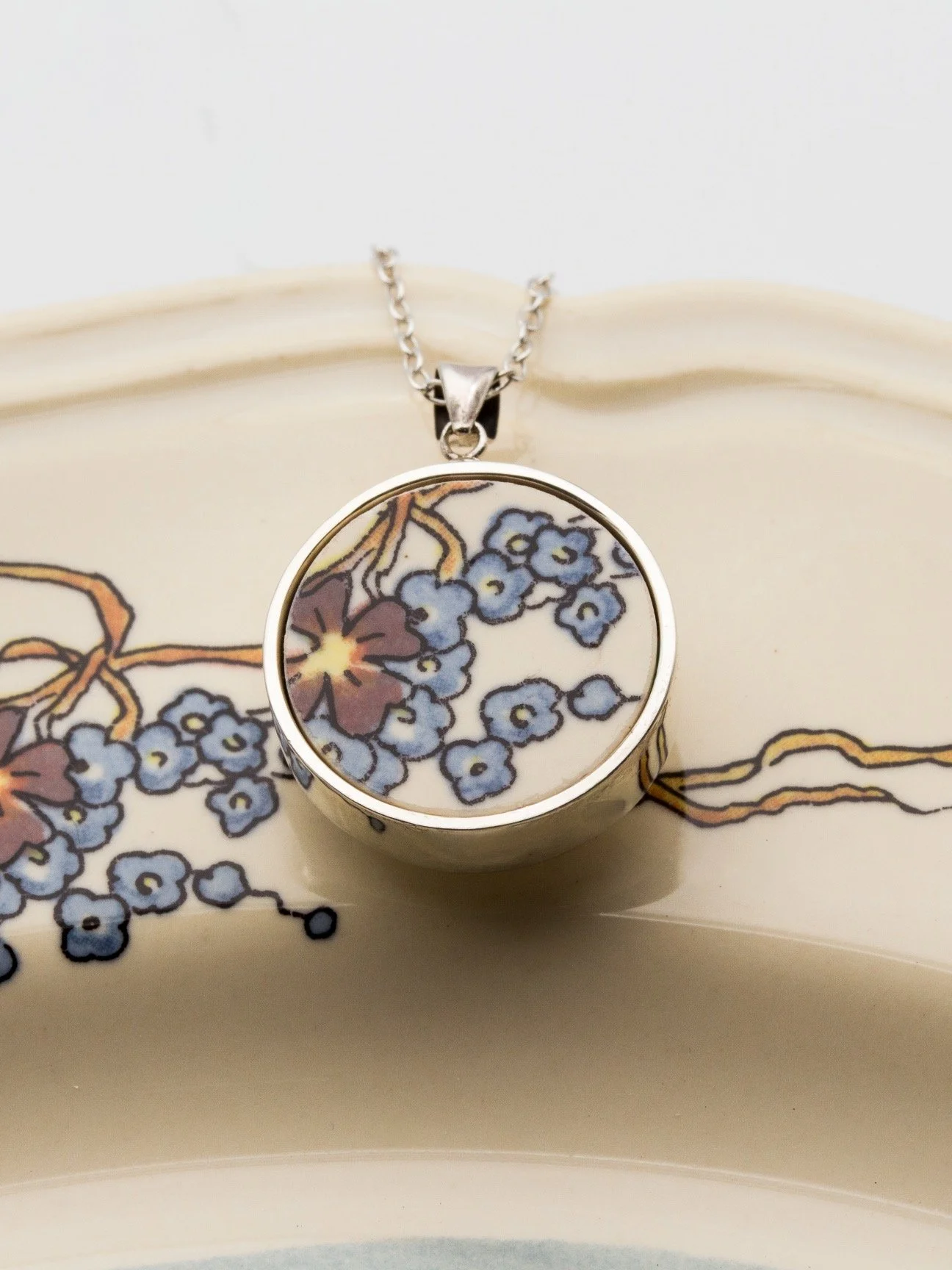 Pendentif en faïence de Sarreguemines monté sur argent 925, fabriqué à la main par Encore Beaux