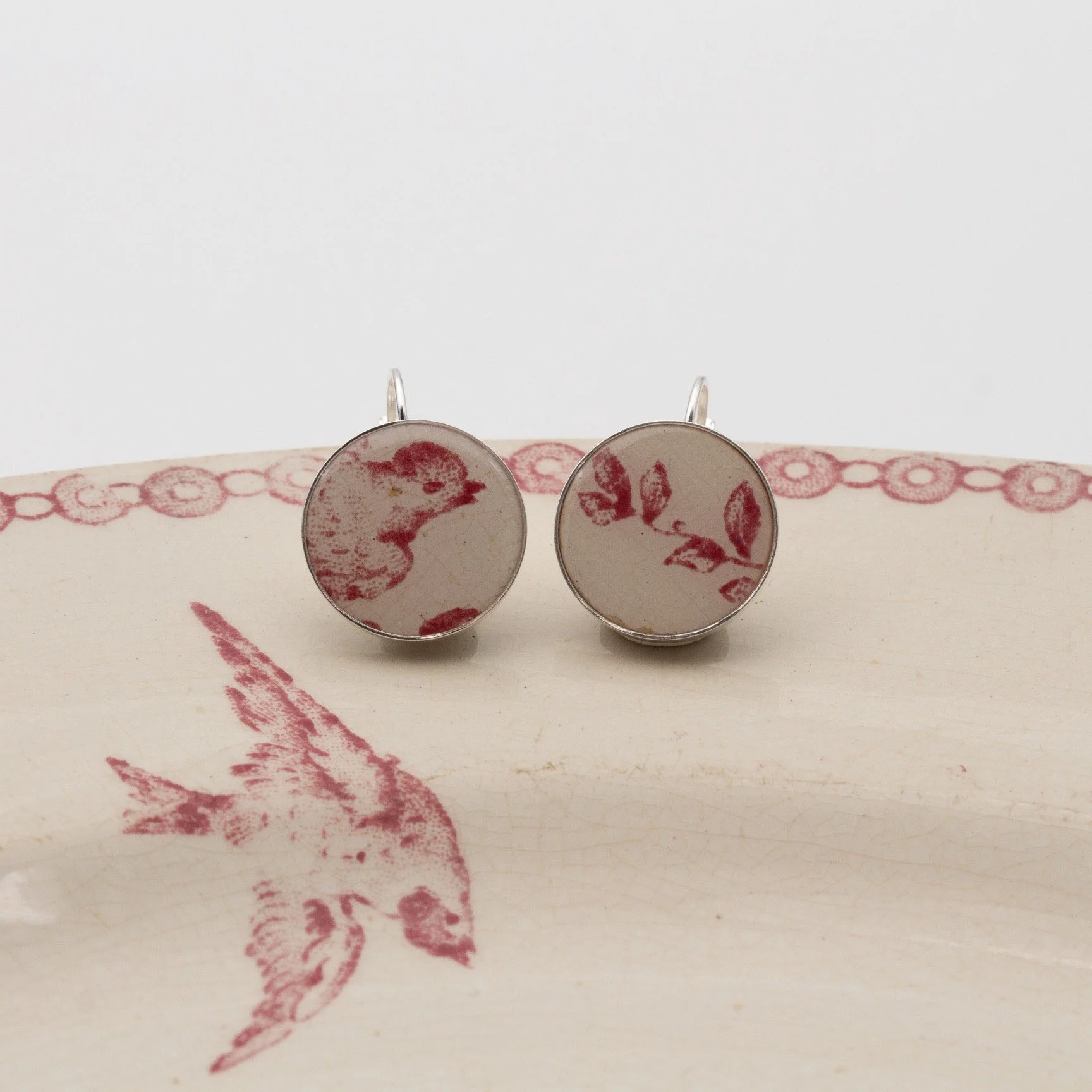 Boucles d’oreilles en faïence ancienne motif oiseau rouge bijou artisanal fait main