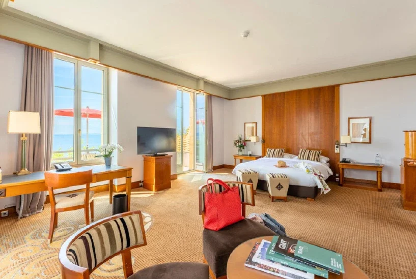 JUNIOR SUITE DELUXE - Bright and elegantly designed, this junior suite offers uninterrupted views of Lake Neuchâtel and the Alps in a refined, relaxed setting.