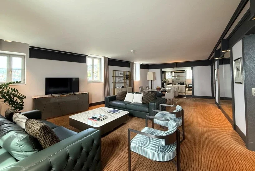 EXECUTIVE SUITE - A refined suite overlooking Lake Neuchâtel and the Alps, offering generous living space and a calm, residential atmosphere ideal for extended stays.