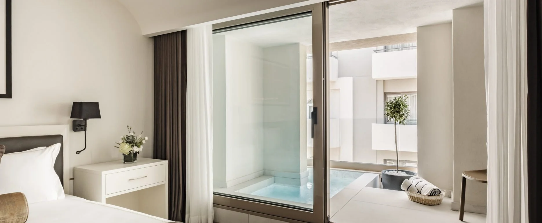 DELUXE SUITE WITH PRIVATE POOL - A refined suite offering a private pool and a calm, intimate atmosphere, ideal for effortless relaxation throughout the day.