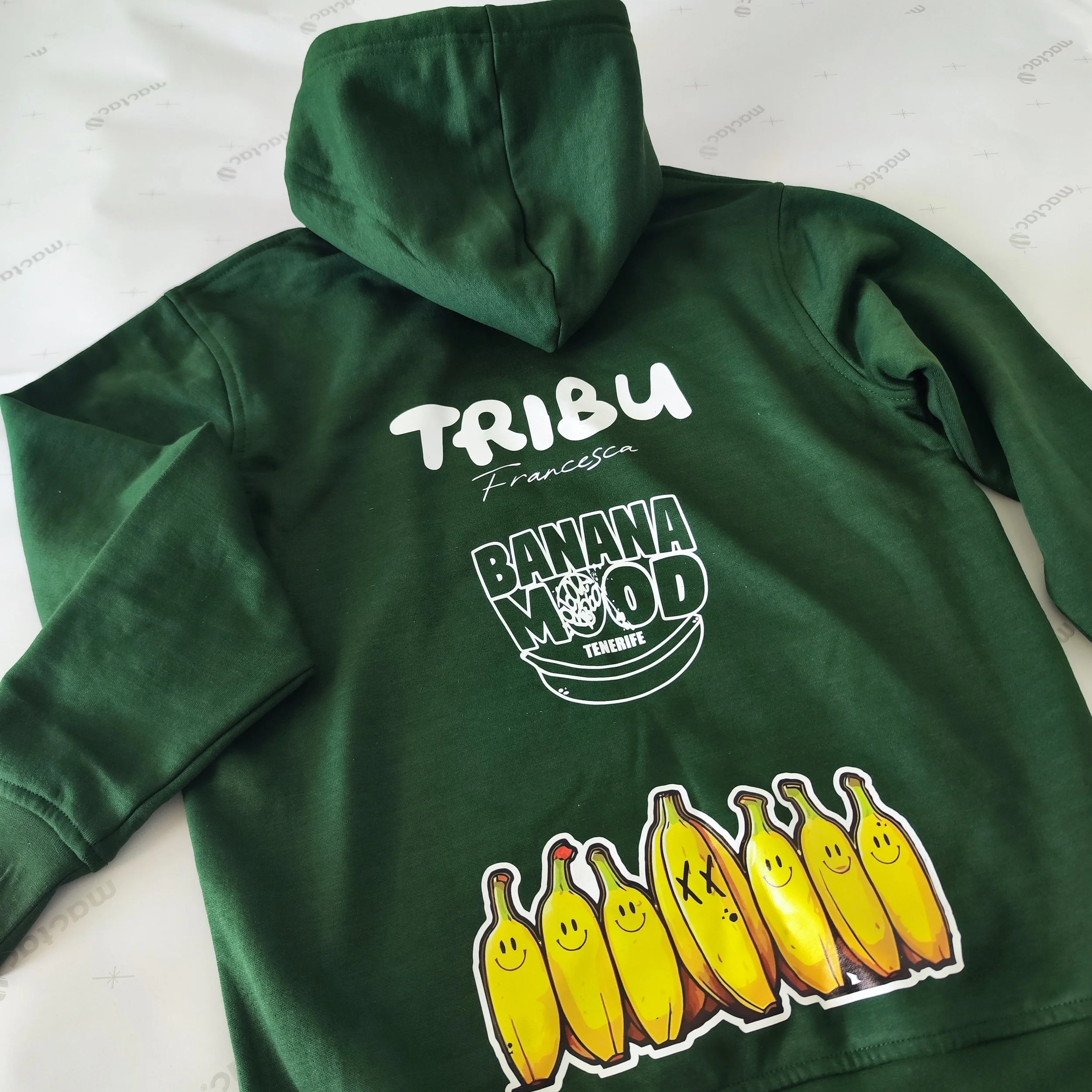 Sudadera verde con logos y dibujos de bananas con caras felices