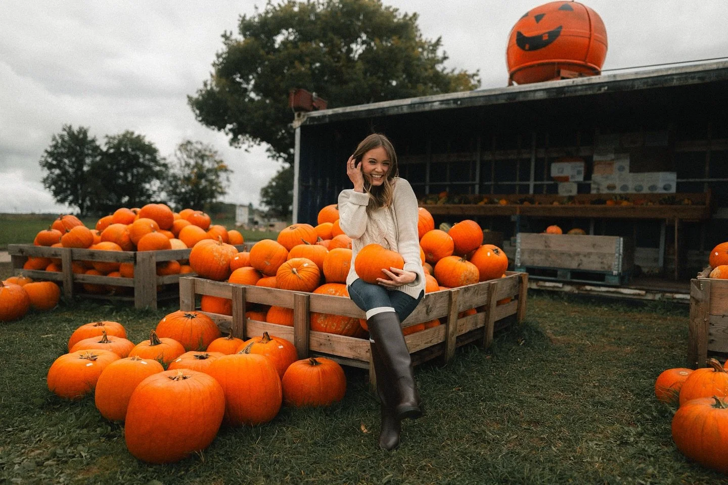 Herbst - meine absolute Lieblingsjahreszeit🍁ich liebe es so sehr durch das herabgefallene Laub zu spazieren, die letzten warmen Sonnenstrahlen auf der Haut zu sp&uuml;ren, den j&auml;hrlichen Gilmore Girls Marathon zu starten und nat&uuml;rlich die 