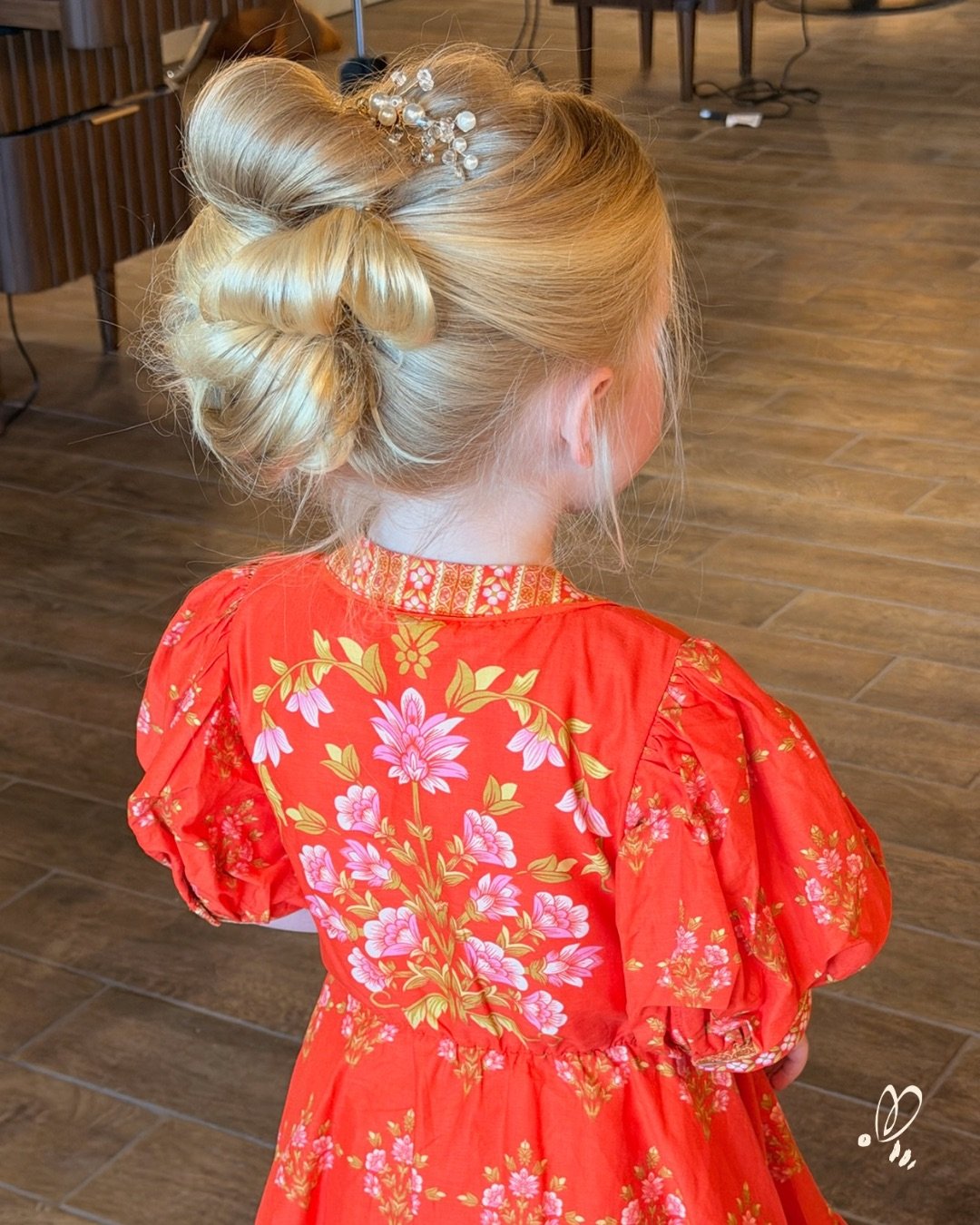 The cutest little updo moment 🤍🌸💆🏼&zwj;♀️
 Our Cute &amp; Playful Updo is perfect for the mini Honey Girls in your life.

Designed for ages 10 &amp; under, this 30-minute style is perfect for special occasions, photos, or just a little extra spar