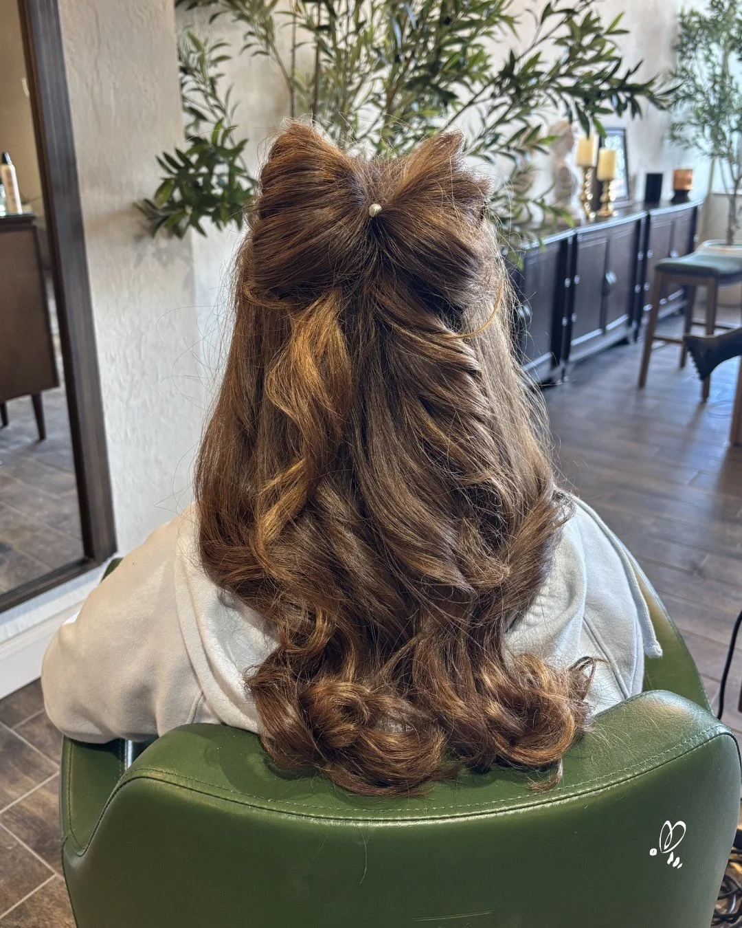 We&rsquo;re still not over this one&hellip; the bow, the bounce, the whole moment 🎀✨

Such a sweet, playful detail paired with soft, glossy curls&mdash;this updo came together so beautifully and we truly love how it turned out.

These are the moment