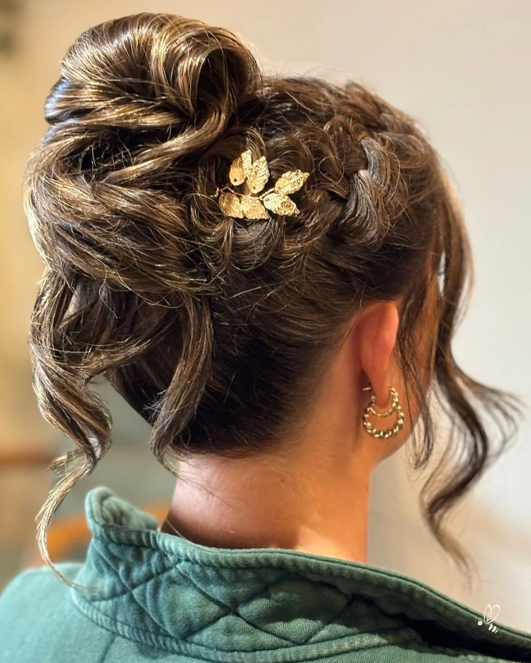 The perfect prom updo doesn&rsquo;t exi&mdash;
oh wait, it does 😍✨ 

If you still don&rsquo;t have your prom hair booked, consider this your sign. Our stylists are creating custom updos, glam waves, braided details, sleek looks, and all the head-tur