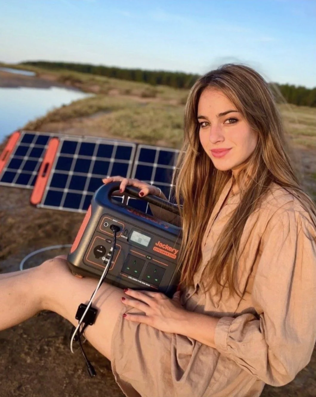 YouTuber Amelise Burr in a social media partnership with Jackery.