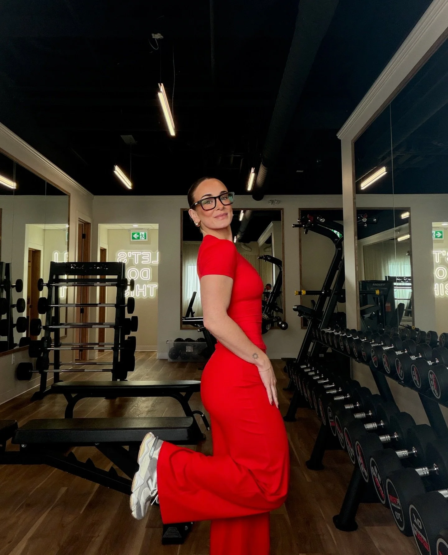 woke up and chose vibrance today! (leg day chose violence as it always does) ❤️✨💪🏼🦩😌