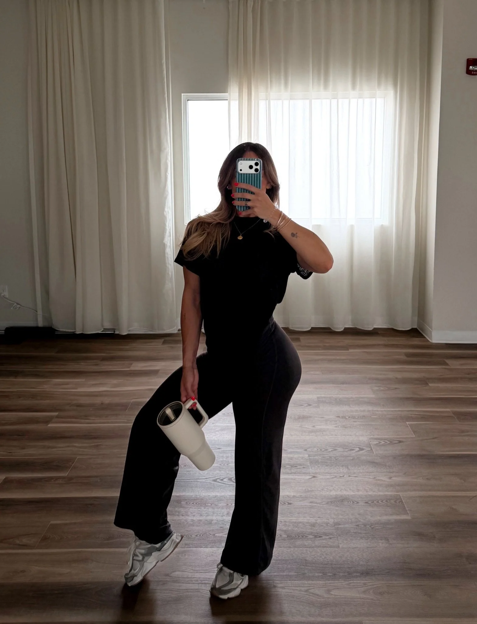 POV: you&rsquo;re the @renufitnessclub mirror watching me shamelessly repeat the same exercises and poses week after week but that&rsquo;s because (i know you don&rsquo;t wanna hear this) consistency actually ISSSSS the key!!! 

swipe to the end for 