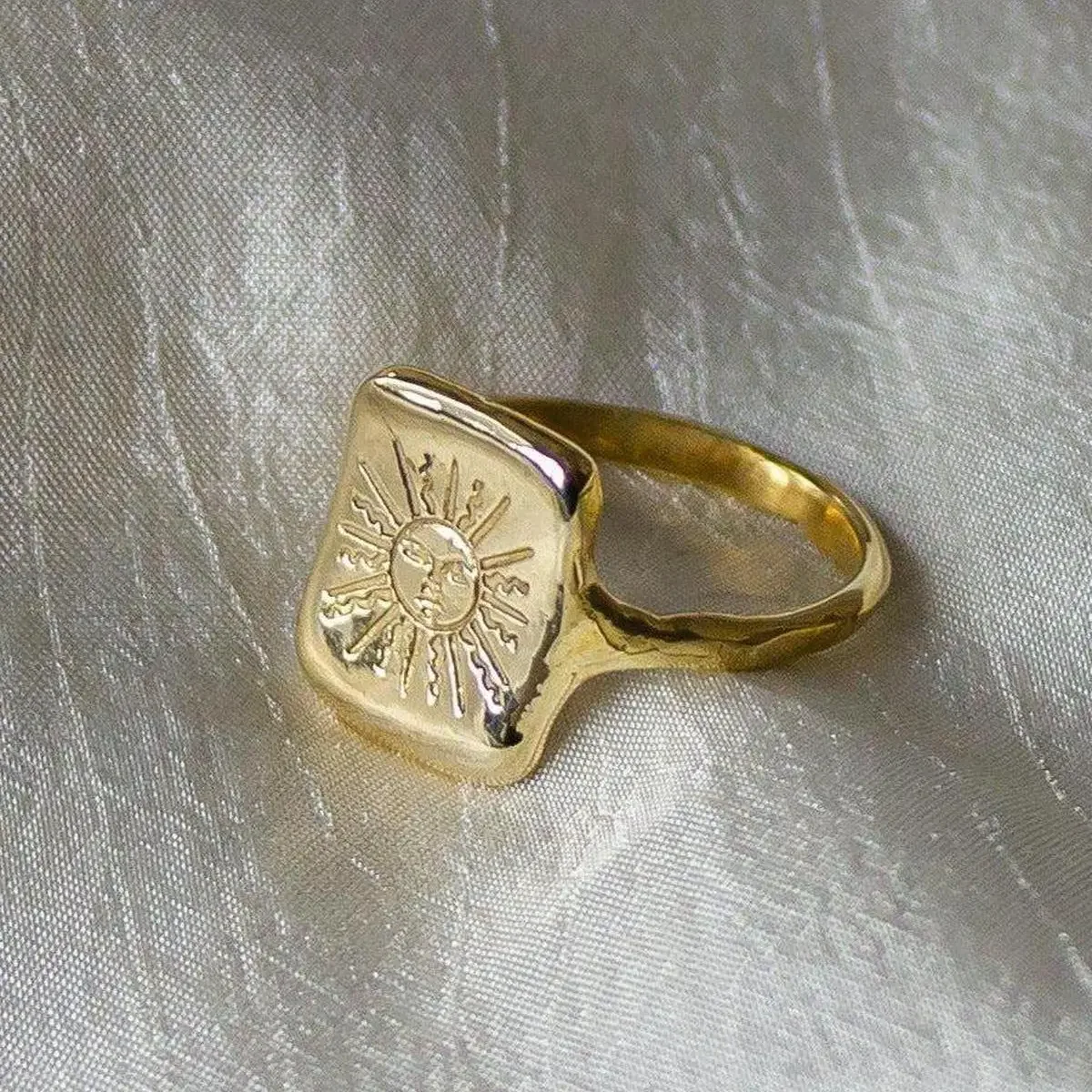 Dea Dia Brass Sun Tarot Ring