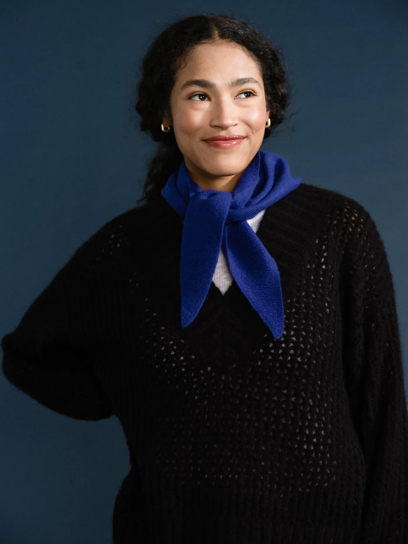 hfb_110333B_cashmere_triangle_scarf_cobalt-1490.webp