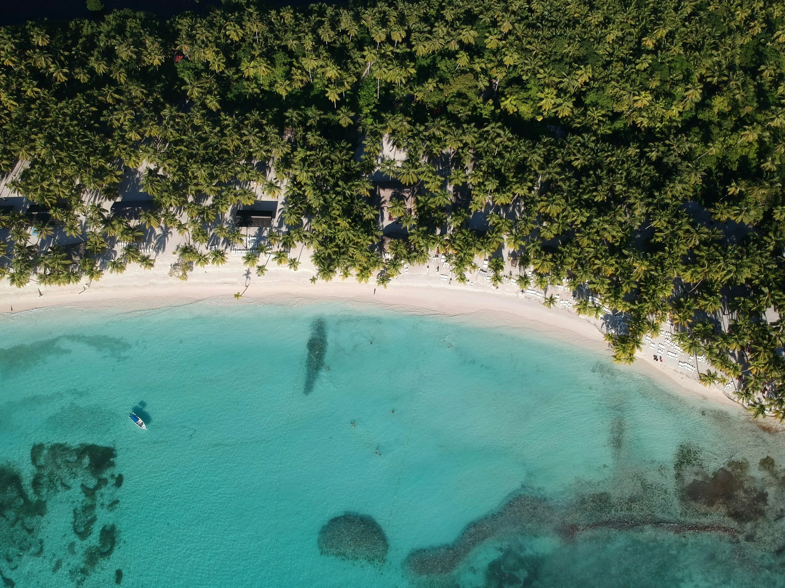 Bird's eye view of a hotel on the beach