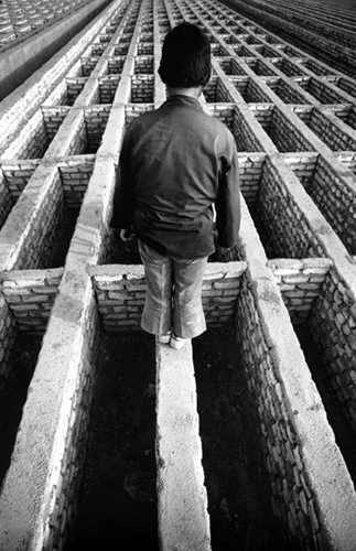 tooraj-khamenehzadeh-cemetery-worker-02.jpg