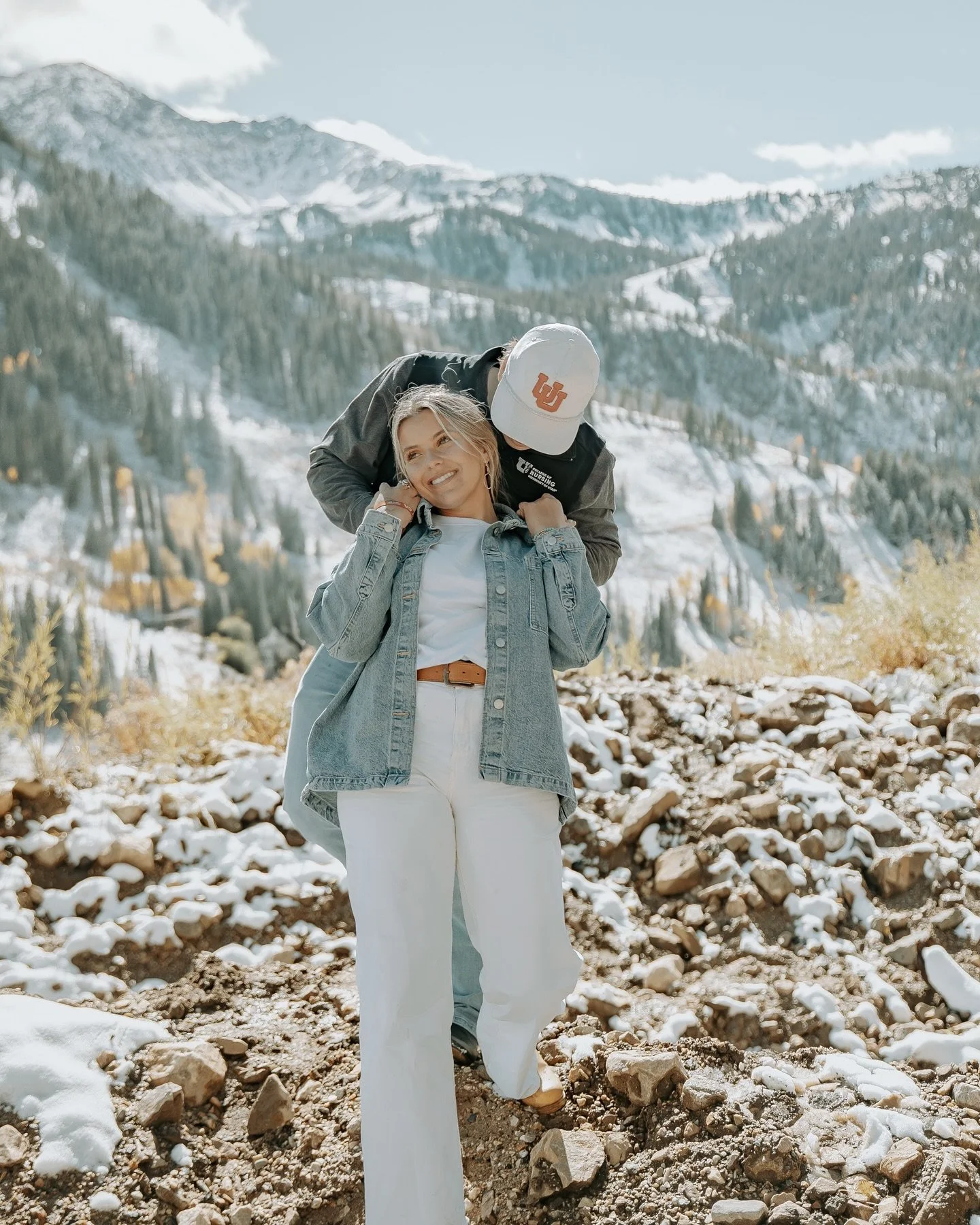 The perfect mix of sunshine, snow, and smiles✨ 
Utah never misses 🤍 
&bull;
&bull;
&bull;
&bull;
#phoenixcouplesphotographer #phoenixengagementphotographer #phoenixphotographer #phxphotographer #phoenixcouplephotographer #phoenixweddingphotographer 
