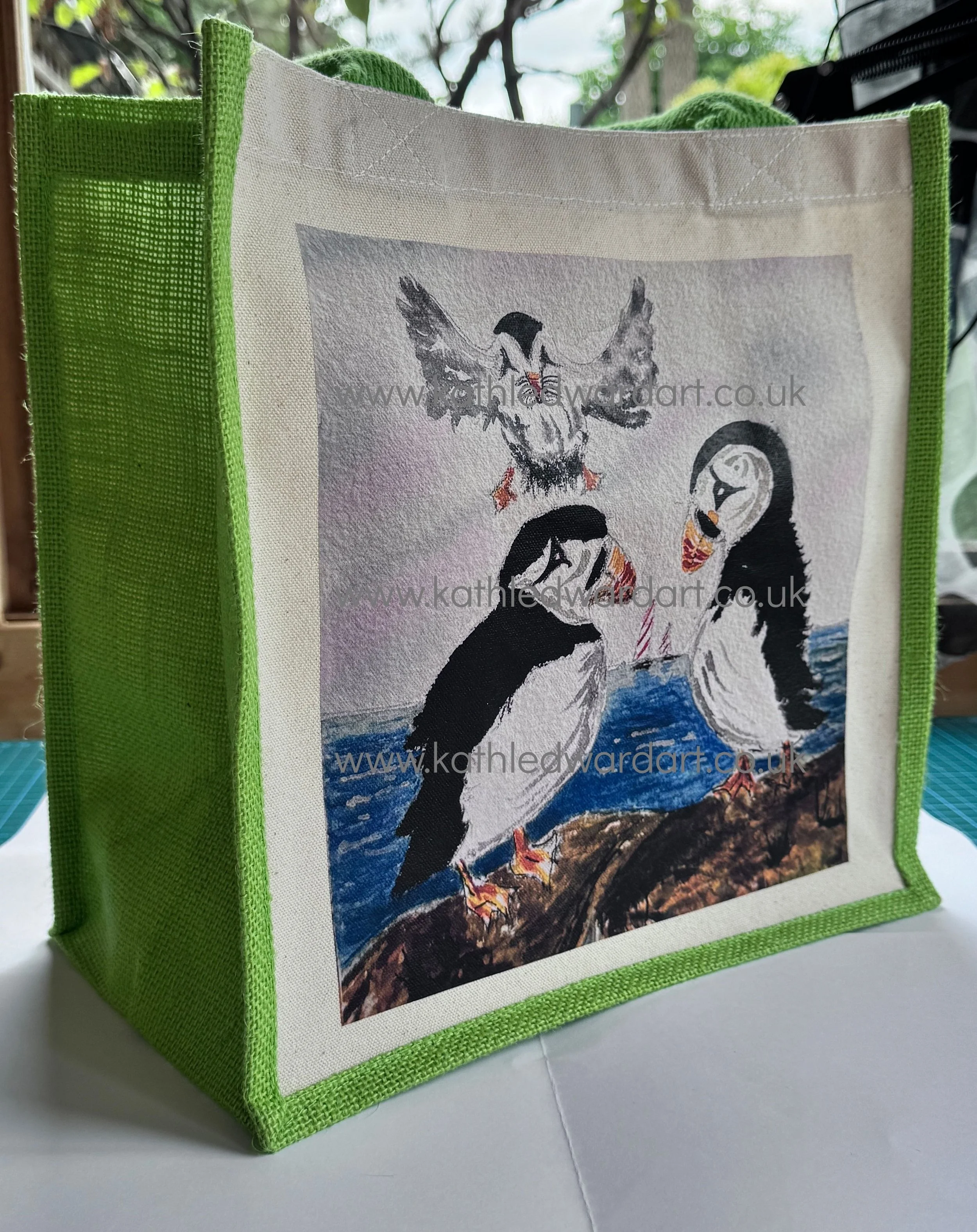 Jute tote bag Puffin in flight
