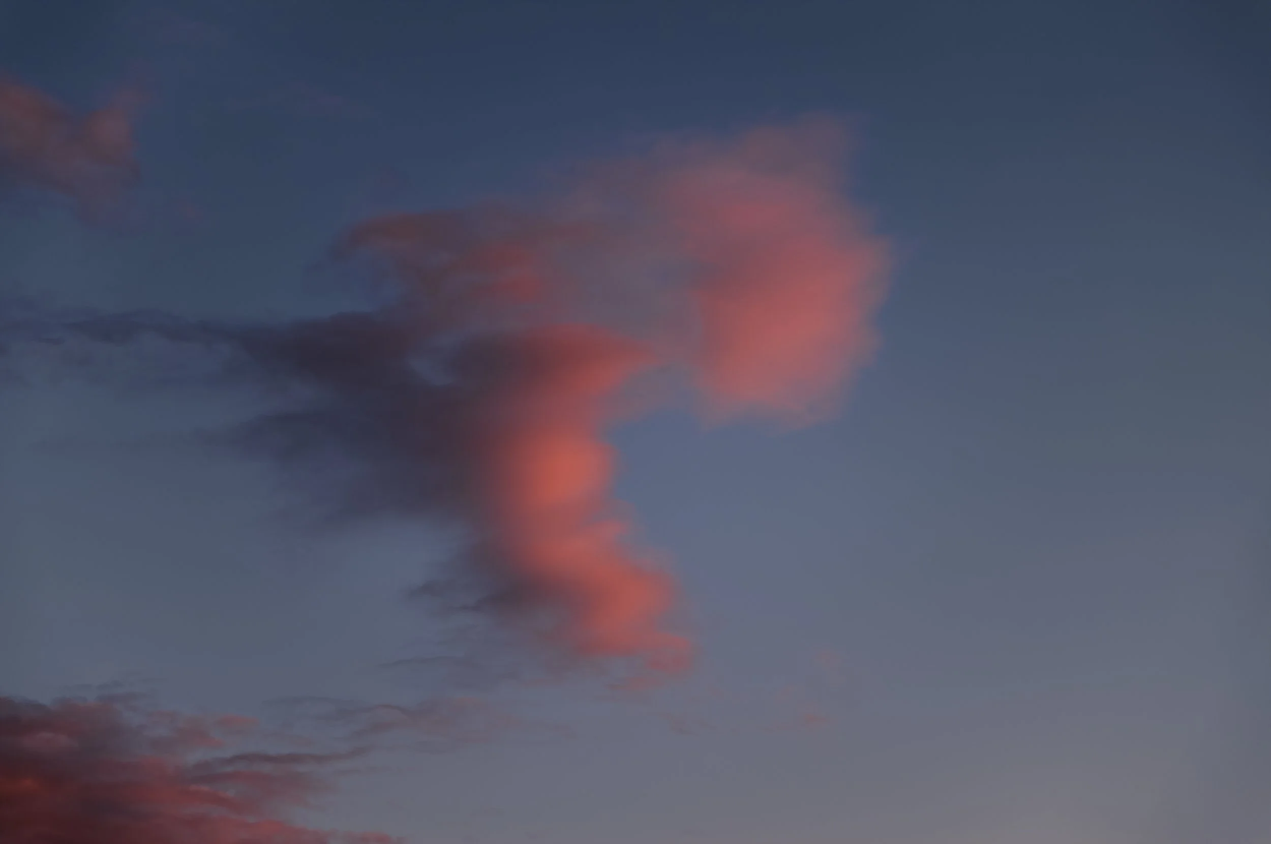 Blick auf den Himmel bei Sonnenuntergang mit rosa gefärbten Wolken