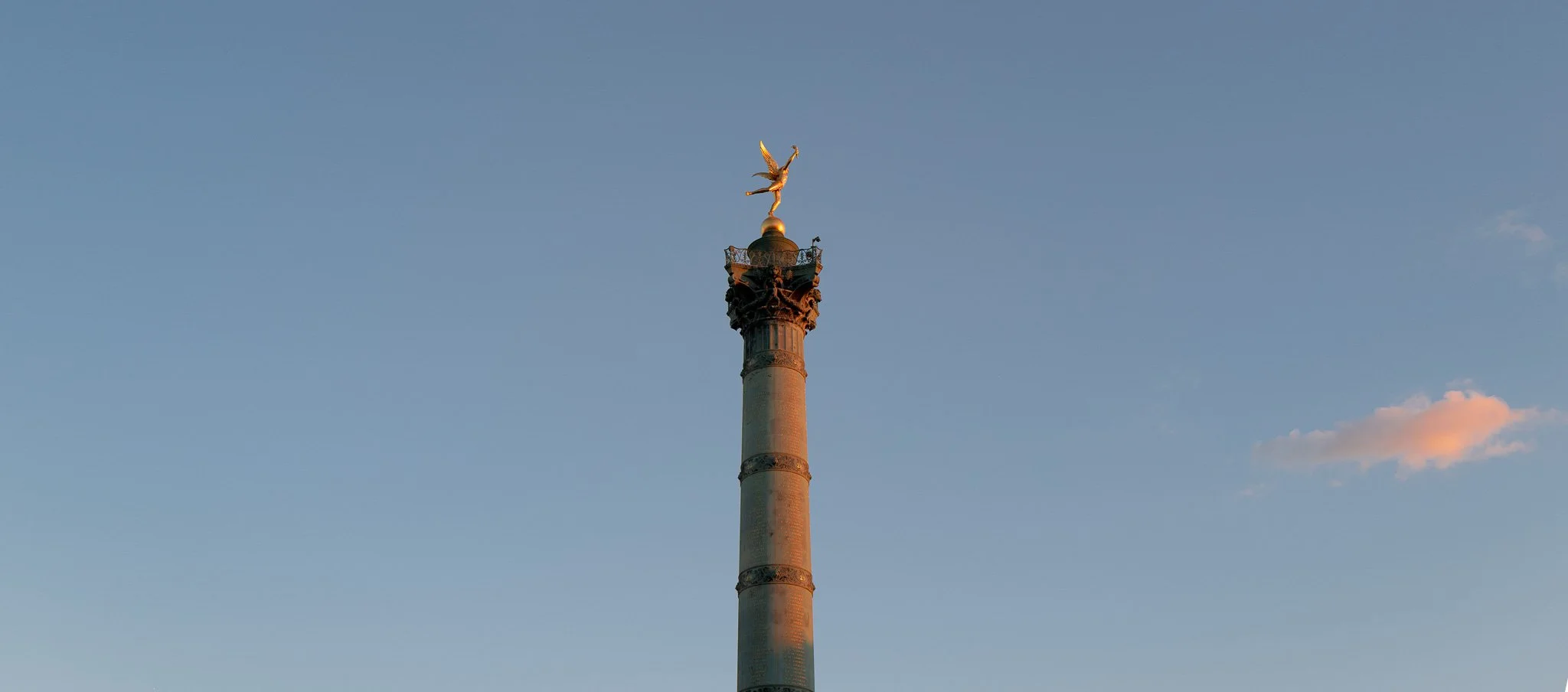 Der Témpo de la Patria in Mexiko-Stadt mit einer Statue auf der Spitze, die einen Adler mit einer Schlange in seinem Schnabel zeigt.