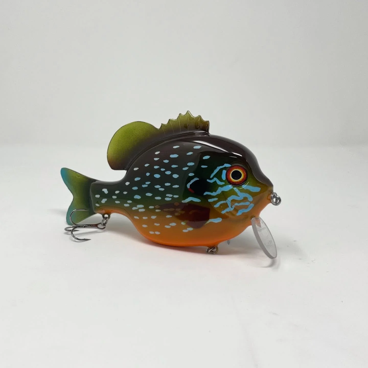 Extremely happy with how this one turned out though I already feel the need to make another one to improve it. 
#luremaking #baitmaking #crankbait #bluegill