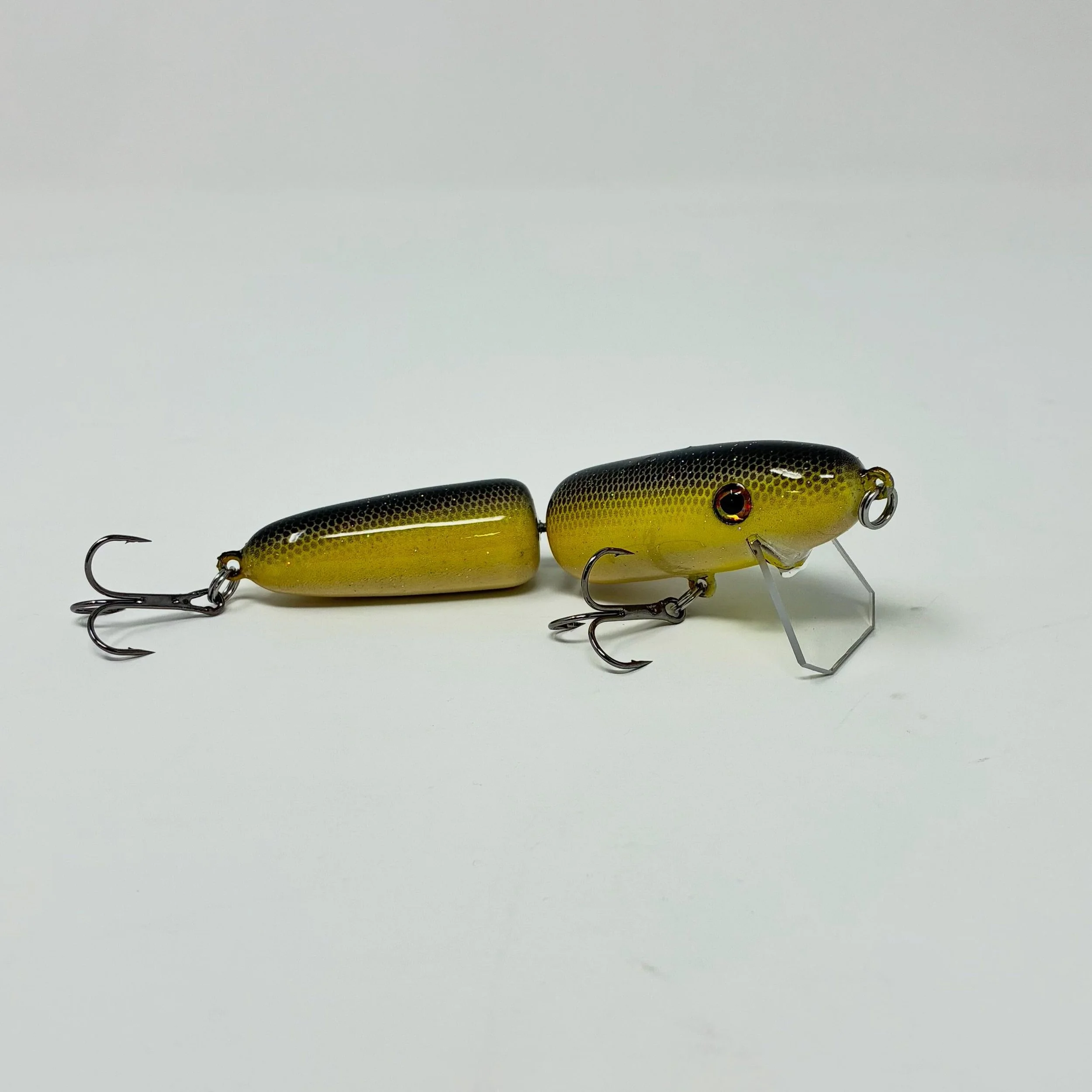 Jointed wake bait and some sort of tropical looking crankbait  #luremaking #baitmaking #crankbait #fishing