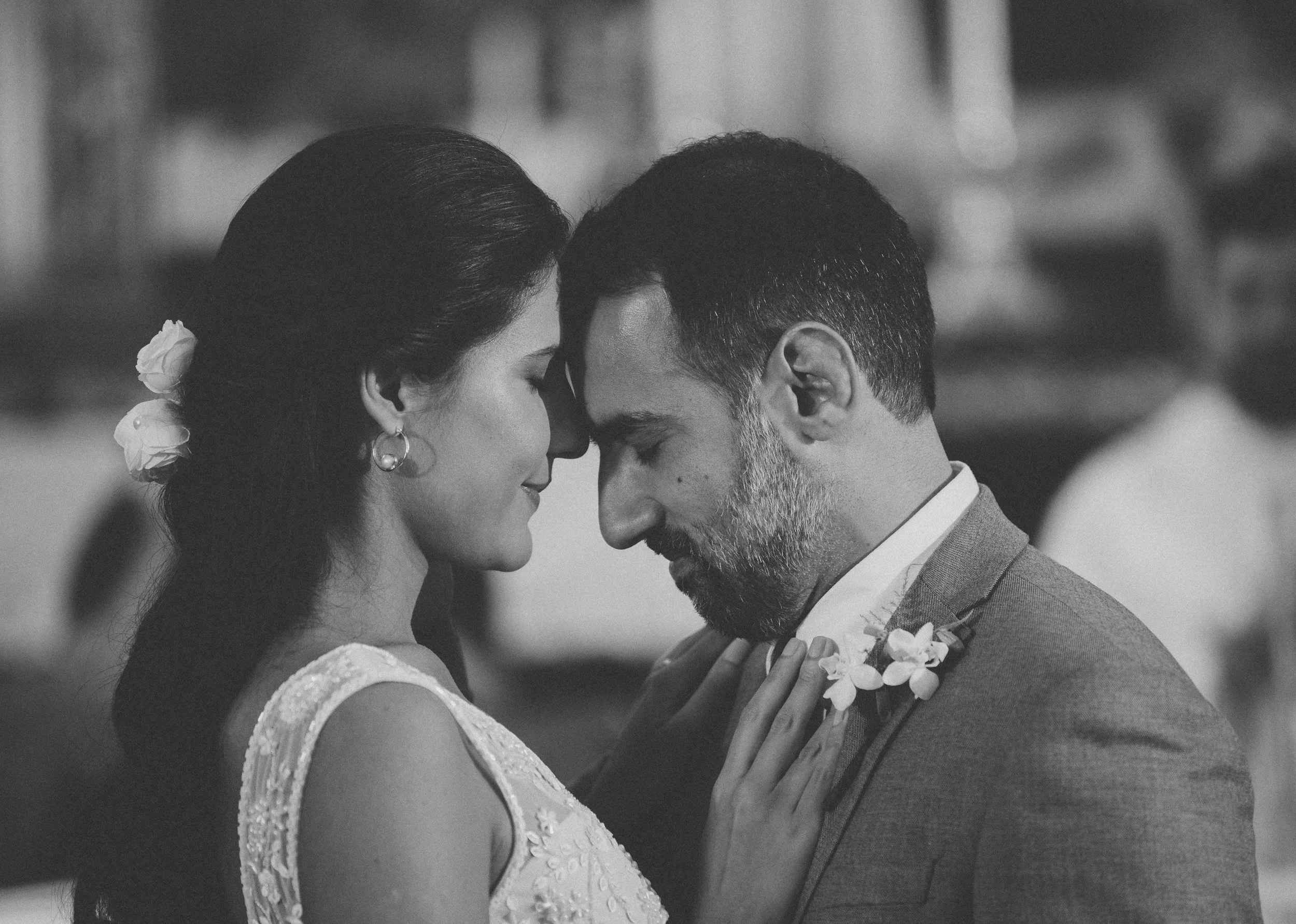 Noivos com as testas encostadas e olhos fechados durante a cerimônia, retrato em preto e branco, casamento em Belo Horizonte