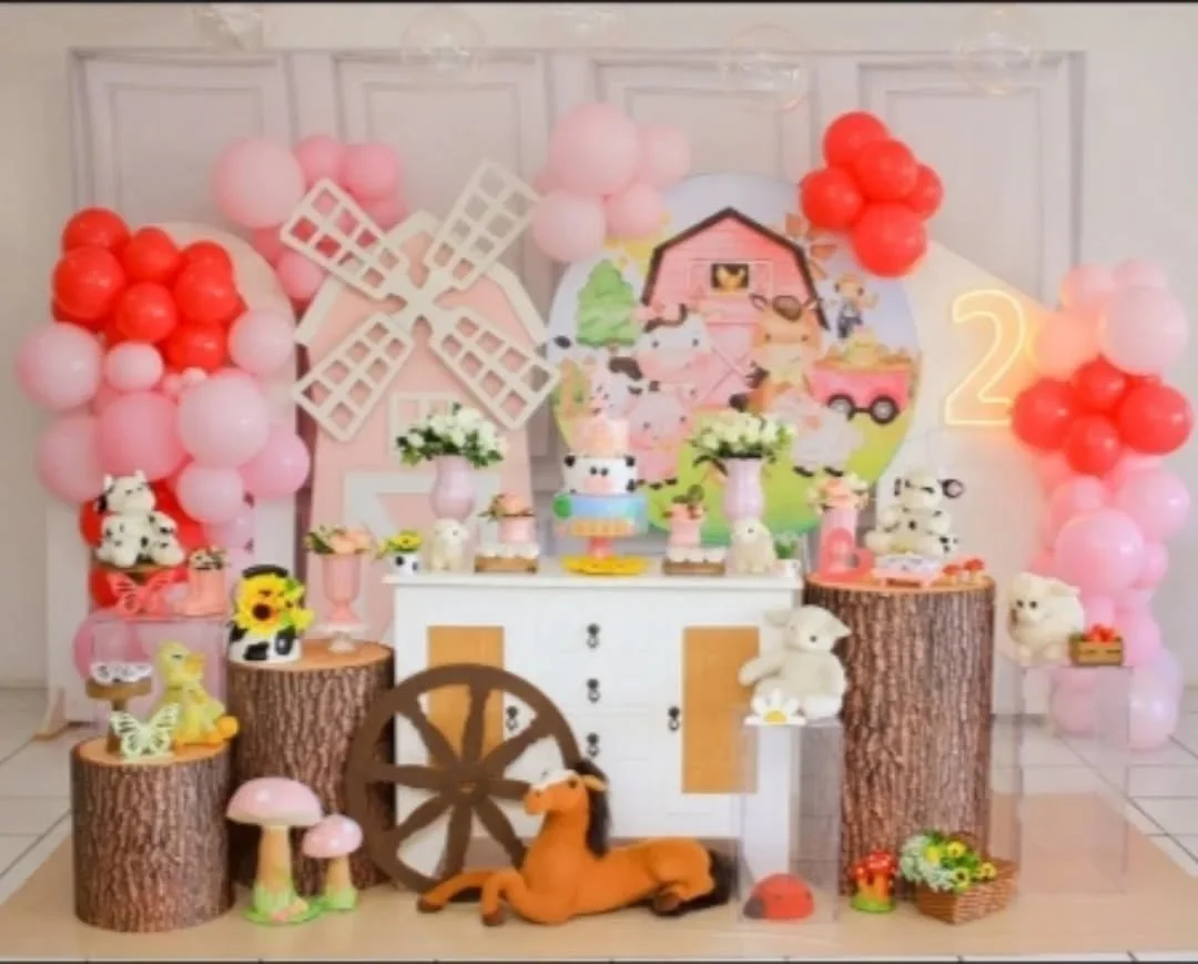 🐮🐷🌾 Uma aventura na Fazendinha! 🌾🐥🚜
A Antonella completou 2 aninhos rodeada de muito amor, diversão e aquele cheirinho gostoso de infância! 🥰
Teve vaquinha, porquinho, galinha e muitos detalhes encantadores que deixaram essa fazen
