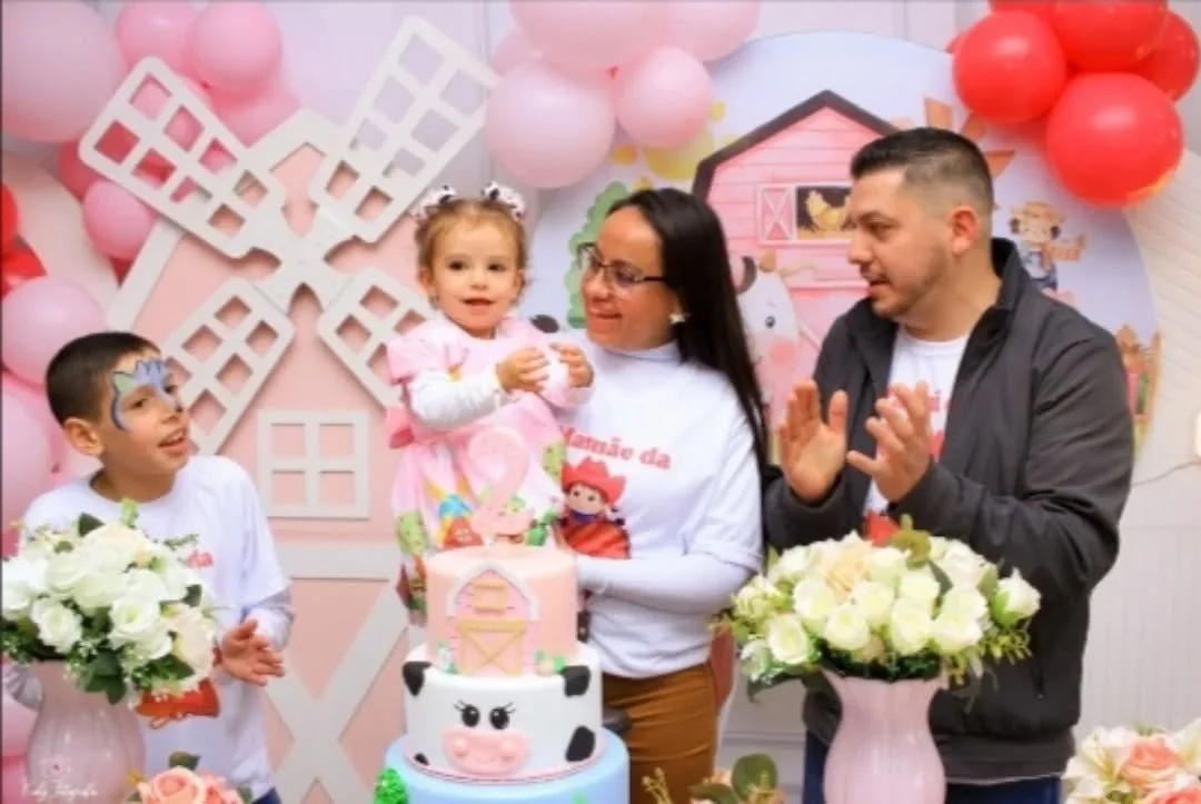 🐮🐷🌾 Uma aventura na Fazendinha! 🌾🐥🚜
A Antonella completou 2 aninhos rodeada de muito amor, diversão e aquele cheirinho gostoso de infância! 🥰
Teve vaquinha, porquinho, galinha e muitos detalhes encantadores que deixaram essa fazen