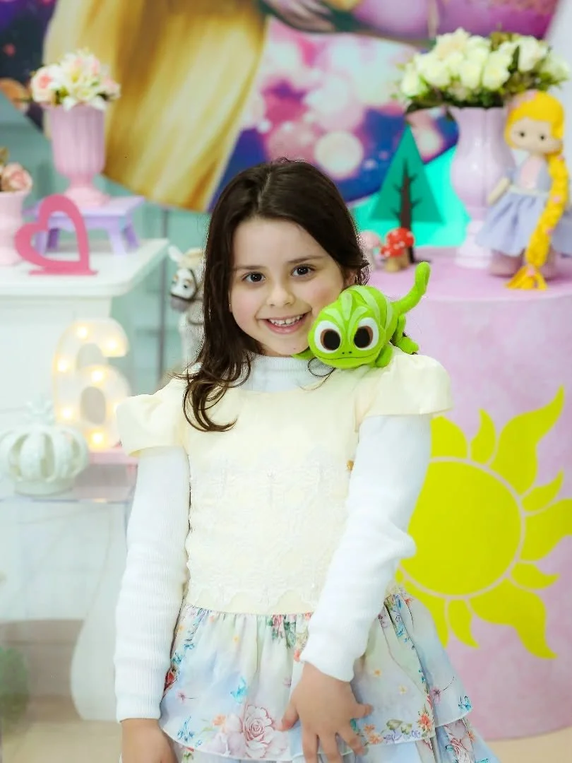 ✨✨ A magia dos cabelos dourados invadiu a Divina Festa! ✨✨
A Giovana comemorou seus 6 aninhos com uma festa encantadora inspirada na princesa Rapunzel, cheia de luz, flores e muita alegria! 🌸💛
Cada detalhe foi pensado com carinho para tornar esse
