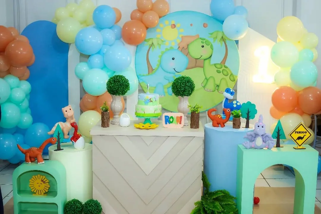 🌿✨ Era uma vez… um dinossaurinho chamado Gael!
Ele não rugia forte, mas conquistava todos com seu sorriso doce e olhar curioso. 💚🦕
No meio da floresta encantada, cercado de amor, cores suaves e dinos fofinhos, ele comemorou seu PRIM