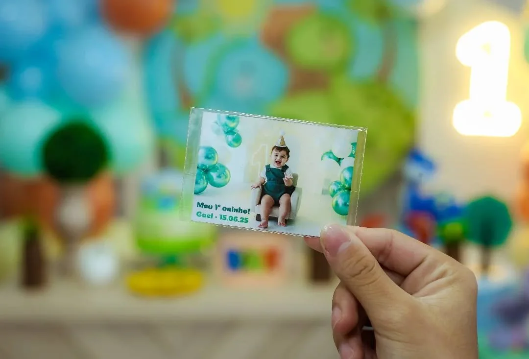 🌿✨ Era uma vez… um dinossaurinho chamado Gael!
Ele não rugia forte, mas conquistava todos com seu sorriso doce e olhar curioso. 💚🦕
No meio da floresta encantada, cercado de amor, cores suaves e dinos fofinhos, ele comemorou seu PRIM