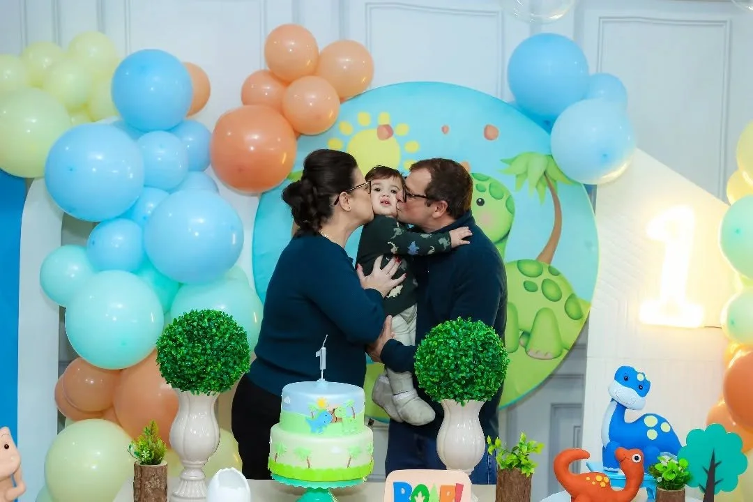 🌿✨ Era uma vez… um dinossaurinho chamado Gael!
Ele não rugia forte, mas conquistava todos com seu sorriso doce e olhar curioso. 💚🦕
No meio da floresta encantada, cercado de amor, cores suaves e dinos fofinhos, ele comemorou seu PRIM