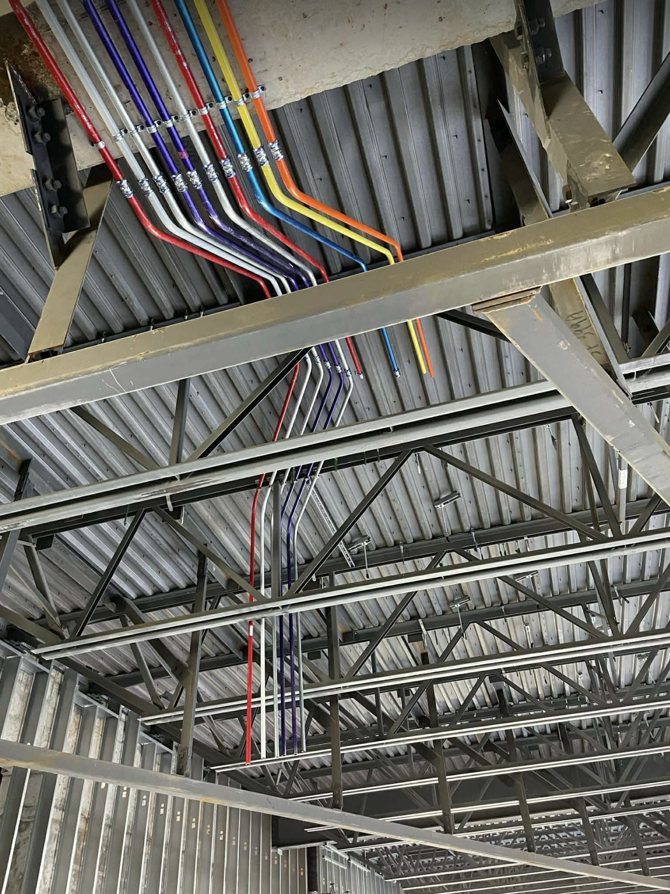 Installation de conduits et câblage électrique dans un bâtiment commercial